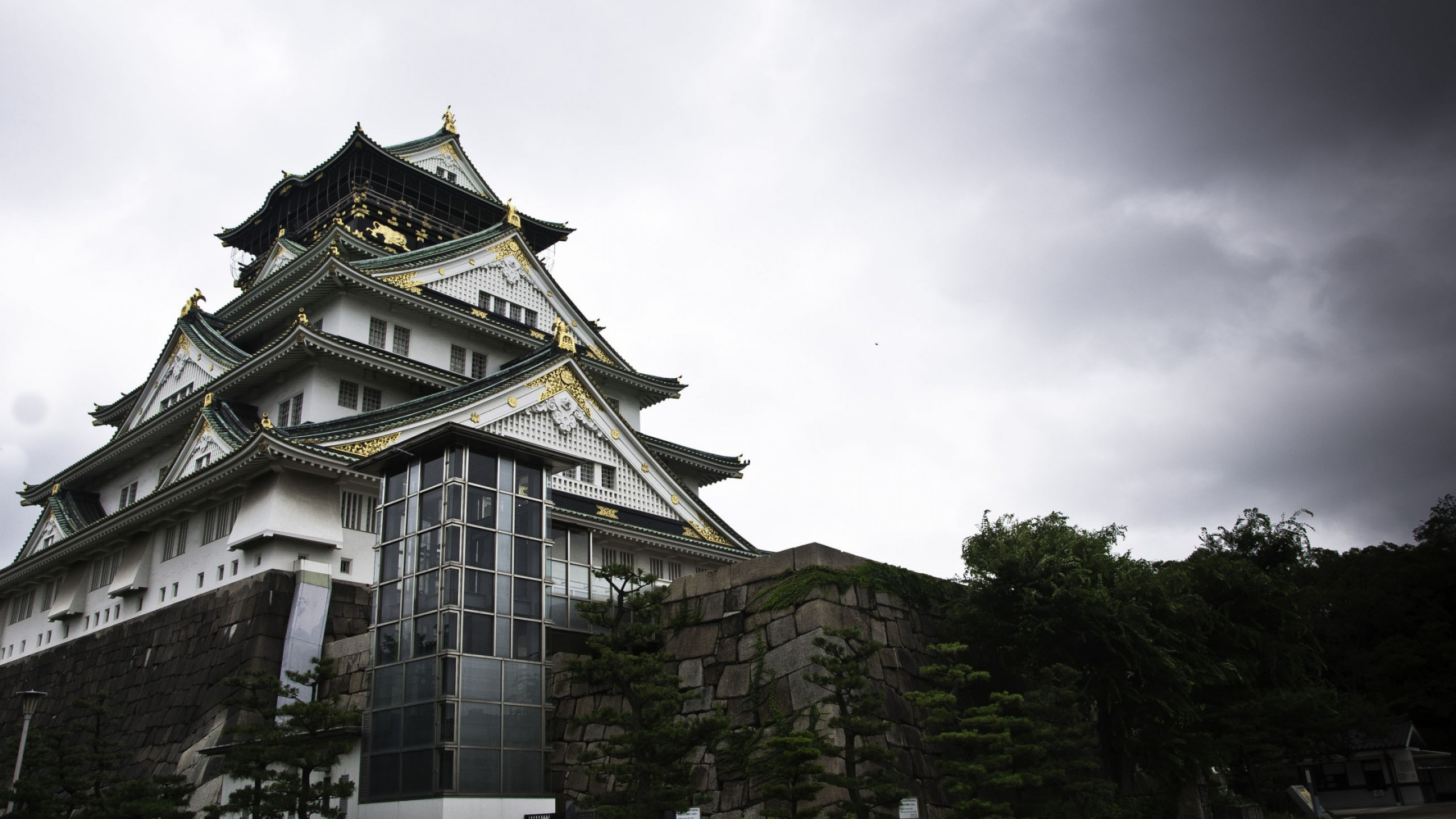 Weißes Und Schwarzes Betongebäude Unter Weißem Himmel Tagsüber. Wallpaper in 2560x1440 Resolution