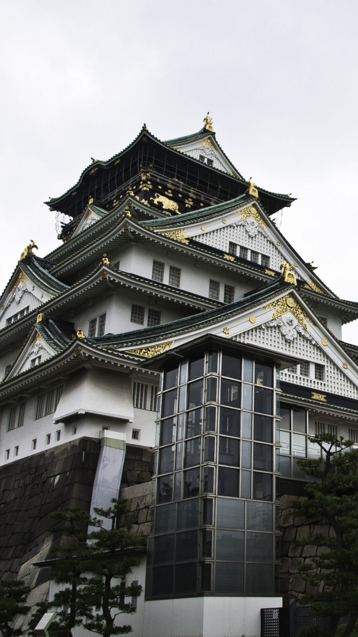 Bâtiment en Béton Blanc et Noir Sous Ciel Blanc Pendant la Journée. Wallpaper in 720x1280 Resolution