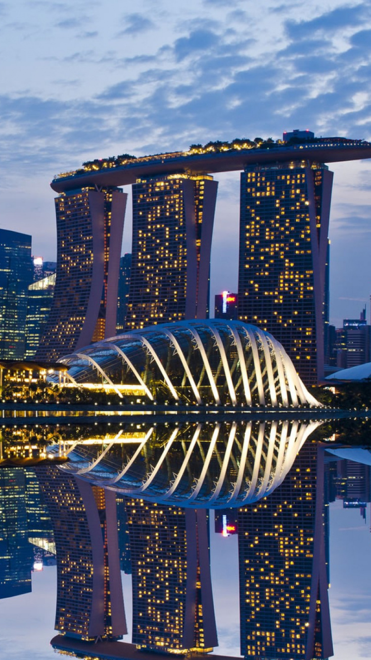 Horizonte de la Ciudad Bajo un Cielo Azul Durante el Día. Wallpaper in 750x1334 Resolution