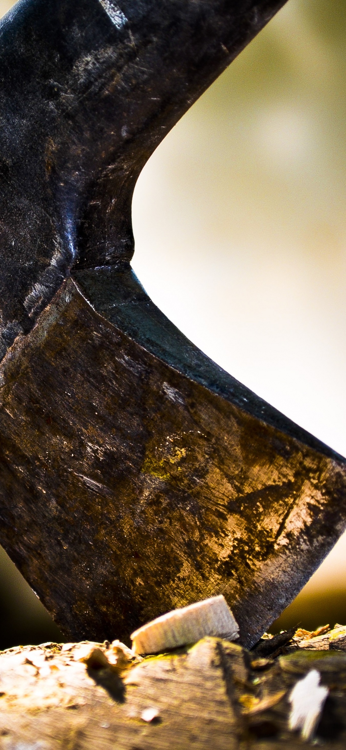 Brauner Holzgriff Auf Braunem Holzgriff. Wallpaper in 1125x2436 Resolution