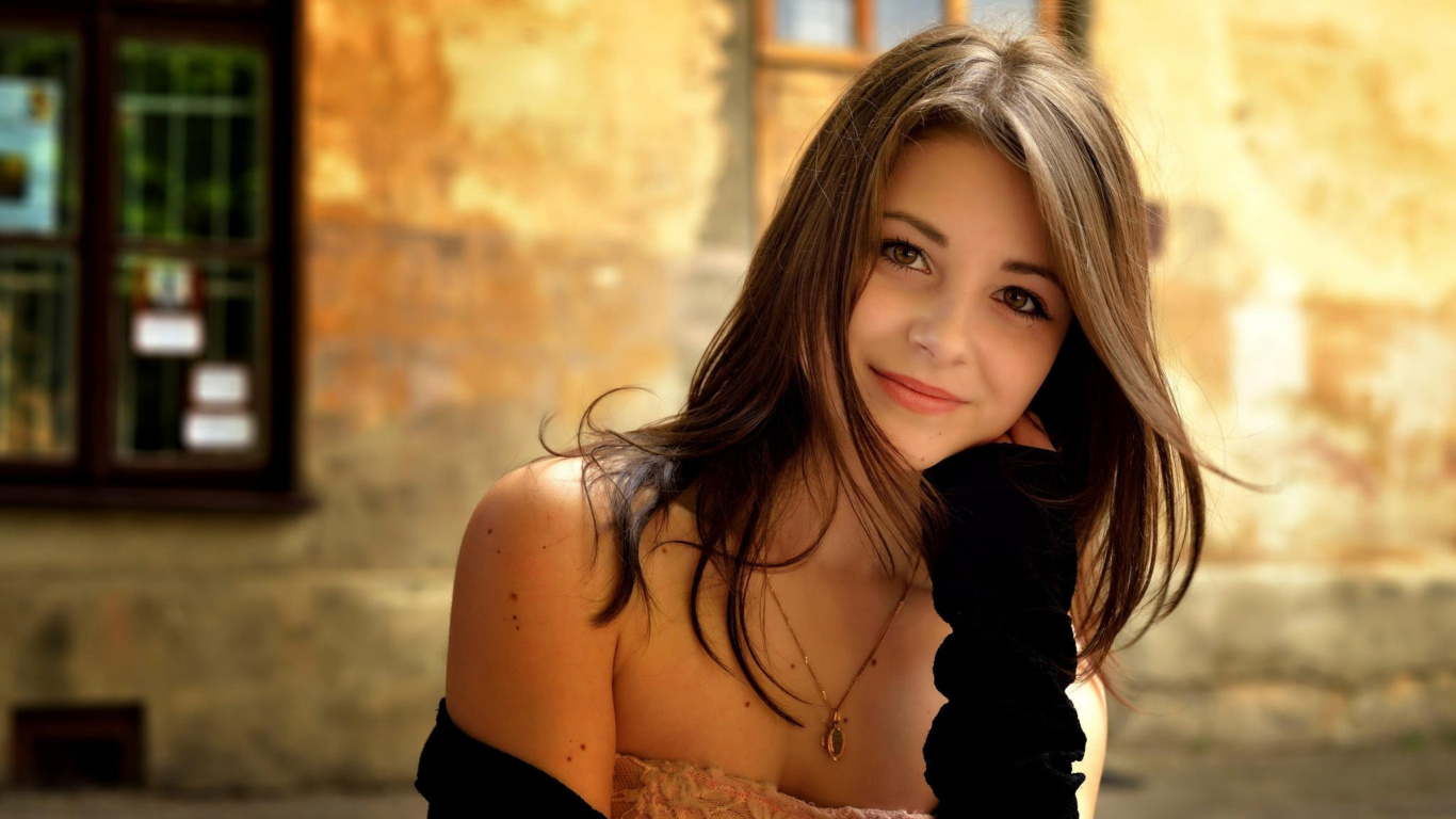 Femme en Chemise Noire à Manches Longues. Wallpaper in 1366x768 Resolution