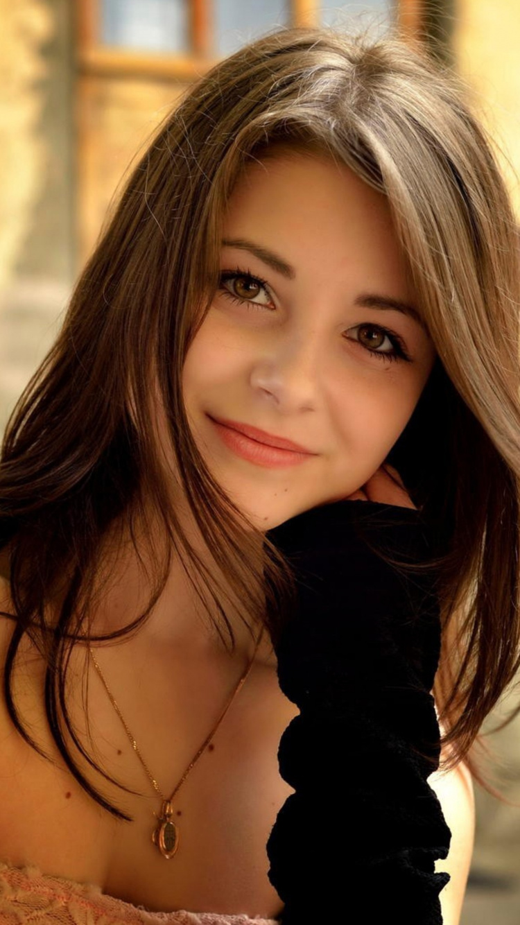 Femme en Chemise Noire à Manches Longues. Wallpaper in 750x1334 Resolution