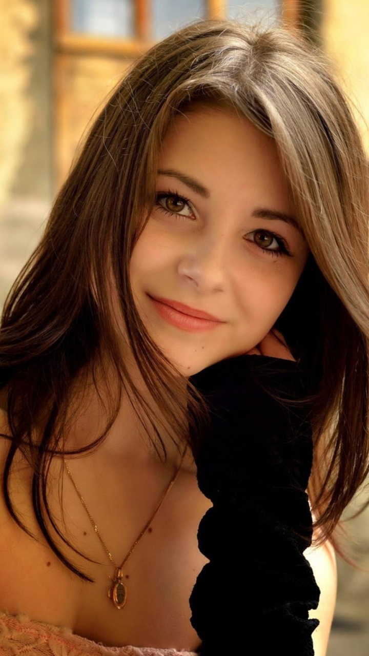 Mujer en Camisa de Manga Larga Negra. Wallpaper in 720x1280 Resolution