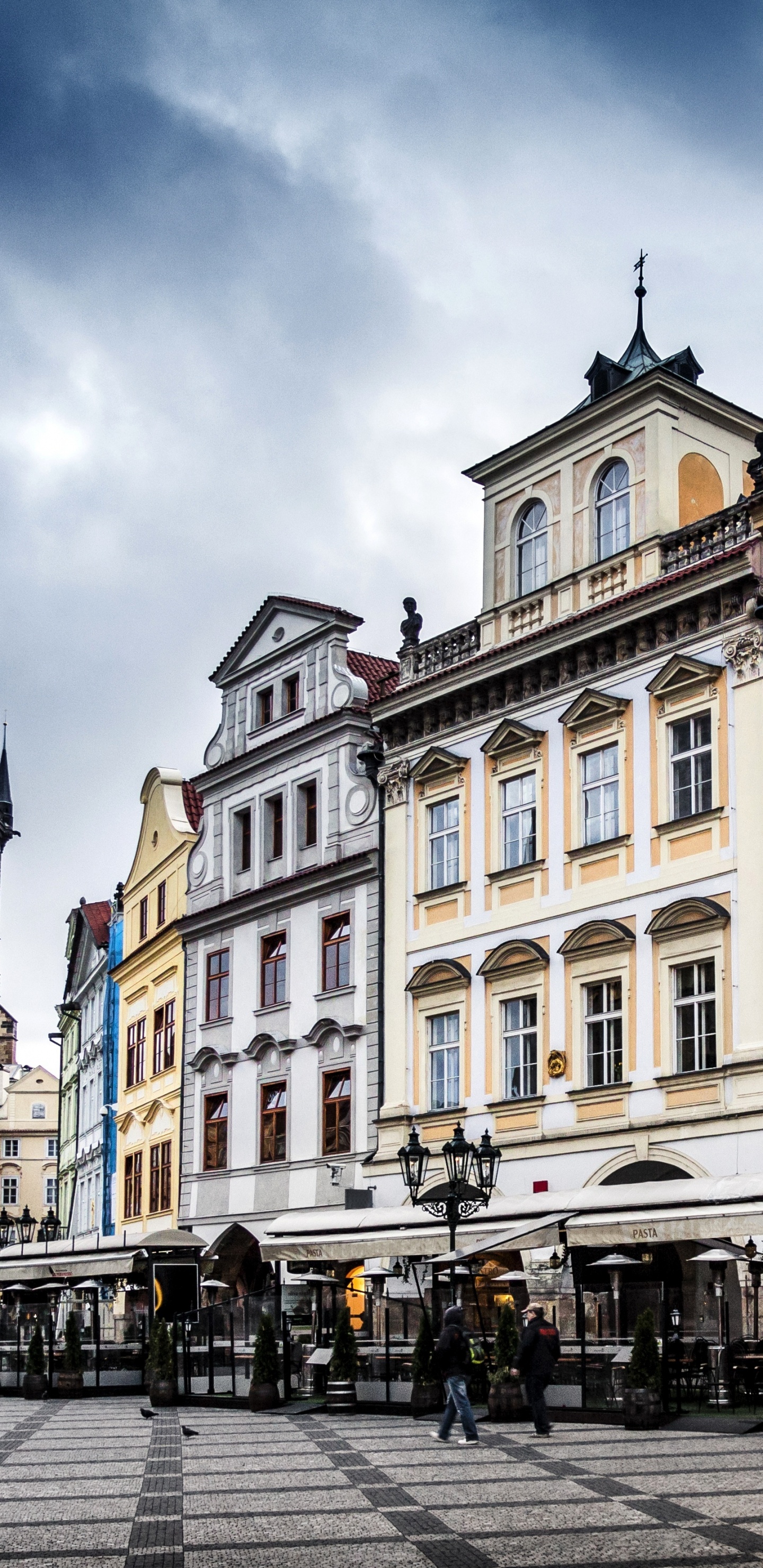 Personnes Marchant Dans la Rue Près D'un Bâtiment en Béton Brun Pendant la Journée. Wallpaper in 1440x2960 Resolution
