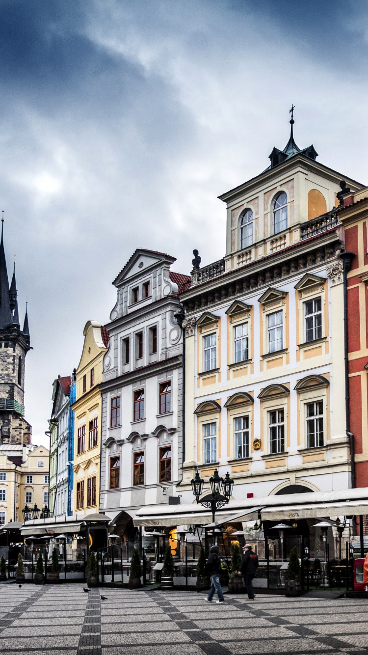 Leute, Die Tagsüber in Der Nähe Eines Braunen Betongebäudes Auf Der Straße Gehen. Wallpaper in 750x1334 Resolution