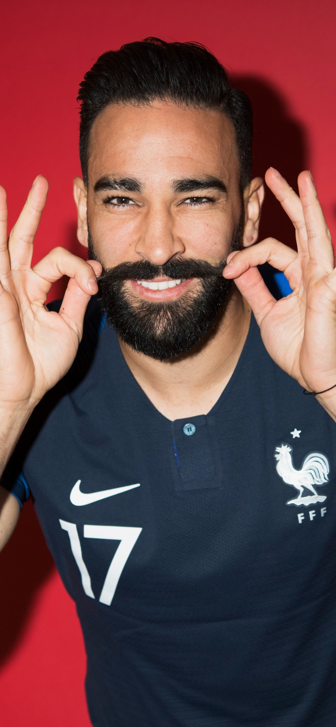 Mann im Schwarz-weißen Nike-T-Shirt Mit Rundhalsausschnitt, Das Sein Gesicht Bedeckt. Wallpaper in 1125x2436 Resolution