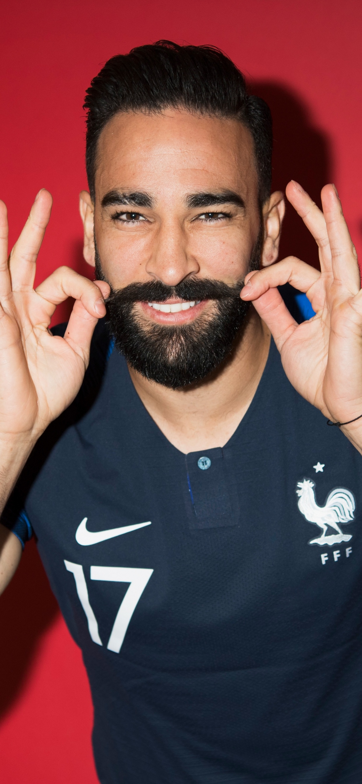 Mann im Schwarz-weißen Nike-T-Shirt Mit Rundhalsausschnitt, Das Sein Gesicht Bedeckt. Wallpaper in 1242x2688 Resolution