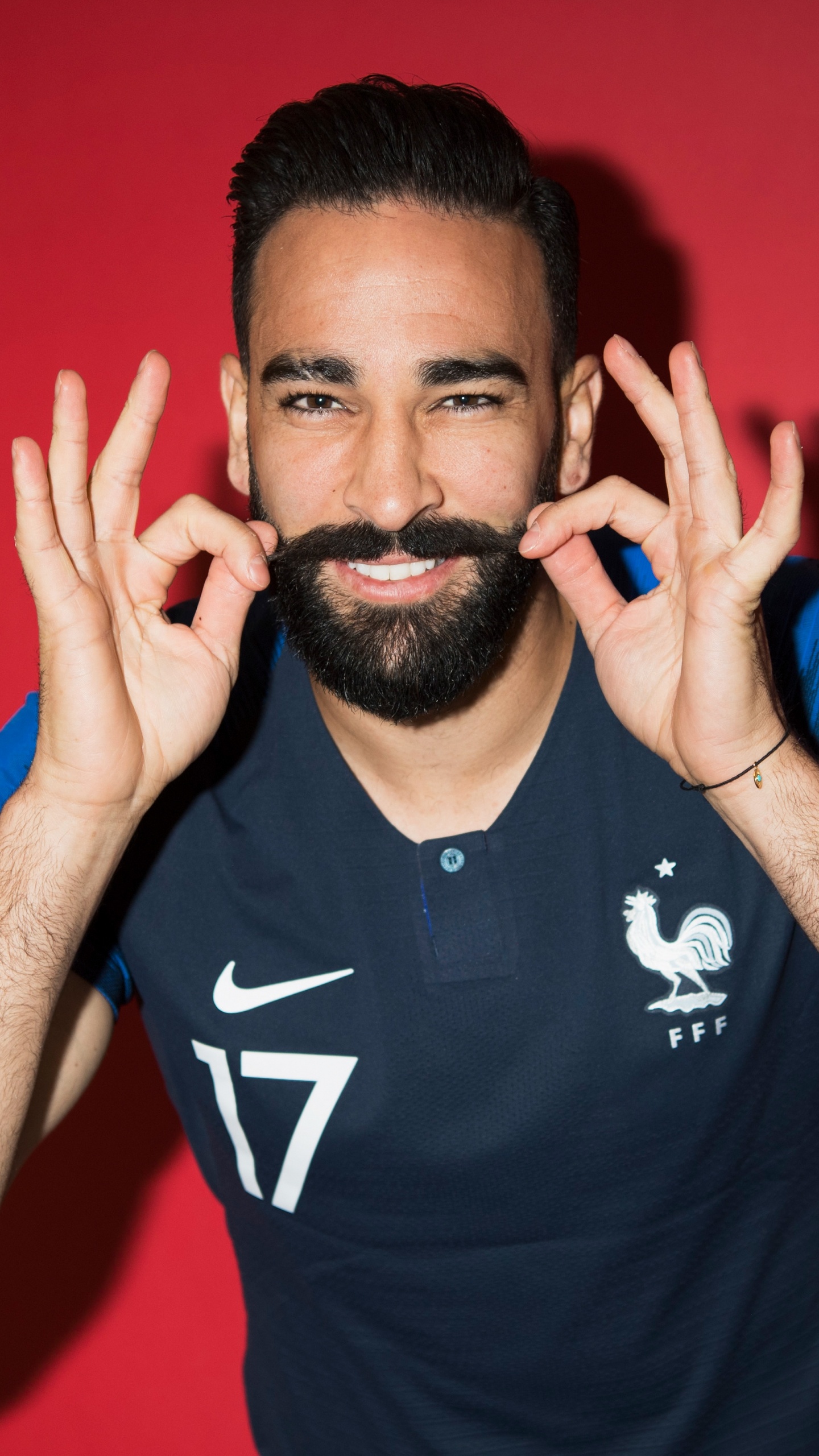 Mann im Schwarz-weißen Nike-T-Shirt Mit Rundhalsausschnitt, Das Sein Gesicht Bedeckt. Wallpaper in 1440x2560 Resolution