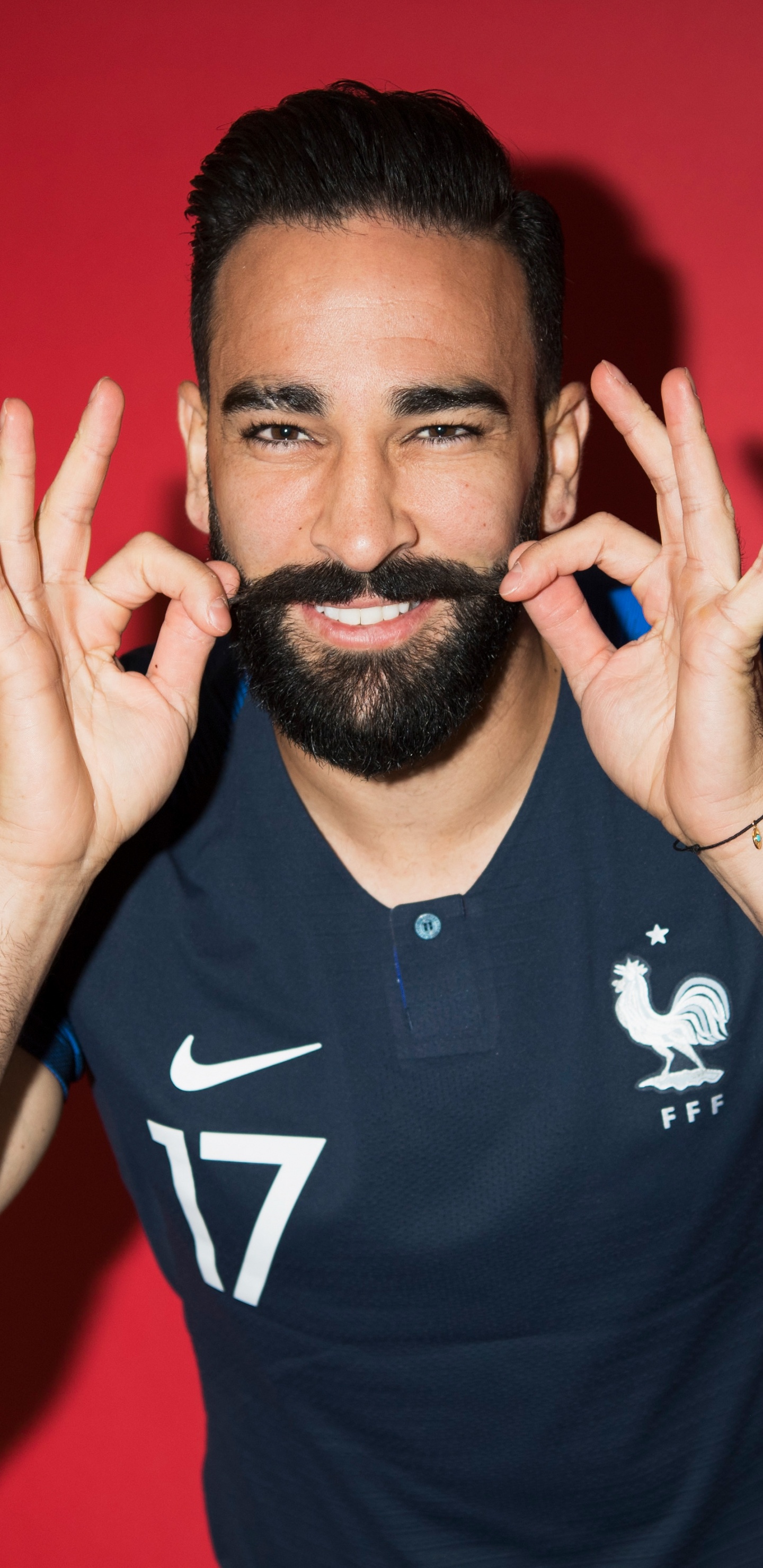 Mann im Schwarz-weißen Nike-T-Shirt Mit Rundhalsausschnitt, Das Sein Gesicht Bedeckt. Wallpaper in 1440x2960 Resolution