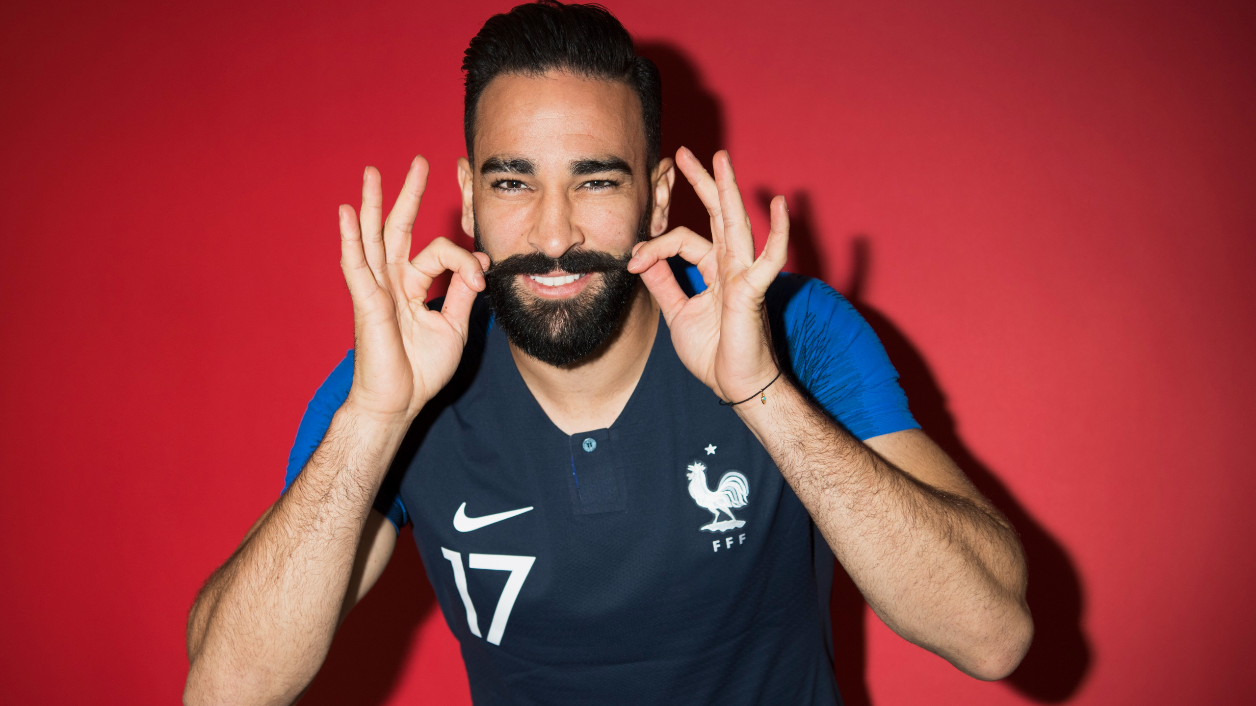 Mann im Schwarz-weißen Nike-T-Shirt Mit Rundhalsausschnitt, Das Sein Gesicht Bedeckt. Wallpaper in 2560x1440 Resolution