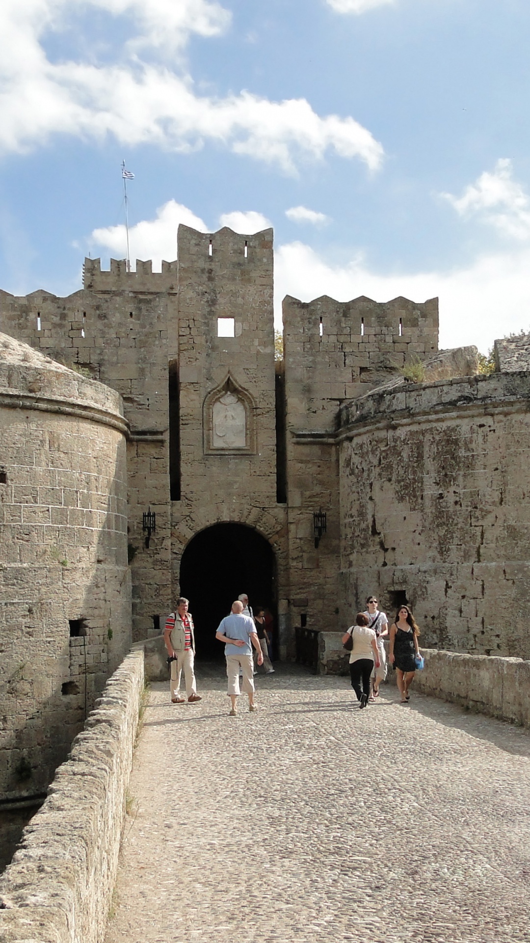 Menschen, Die Tagsüber Auf Einem Grauen Betonweg in Der Nähe Eines Braunen Betongebäudes Gehen. Wallpaper in 1080x1920 Resolution