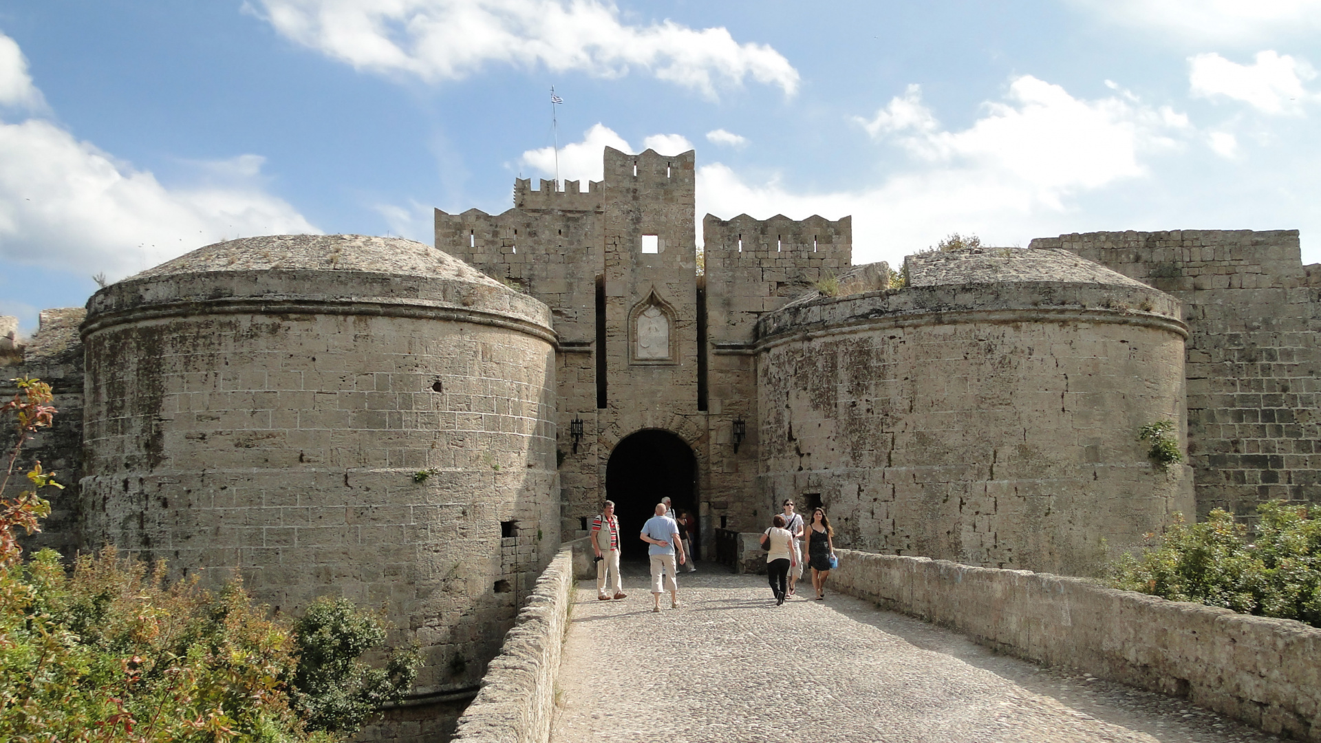 Menschen, Die Tagsüber Auf Einem Grauen Betonweg in Der Nähe Eines Braunen Betongebäudes Gehen. Wallpaper in 1920x1080 Resolution