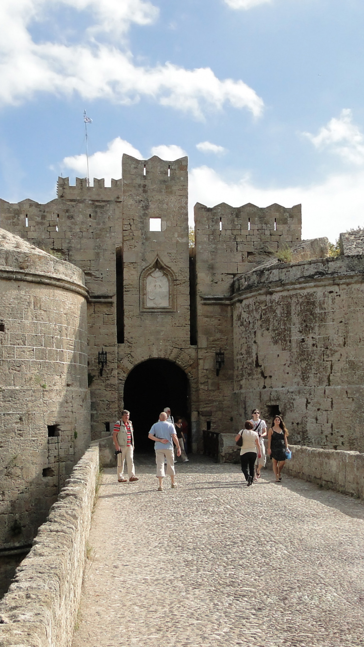 Menschen, Die Tagsüber Auf Einem Grauen Betonweg in Der Nähe Eines Braunen Betongebäudes Gehen. Wallpaper in 750x1334 Resolution