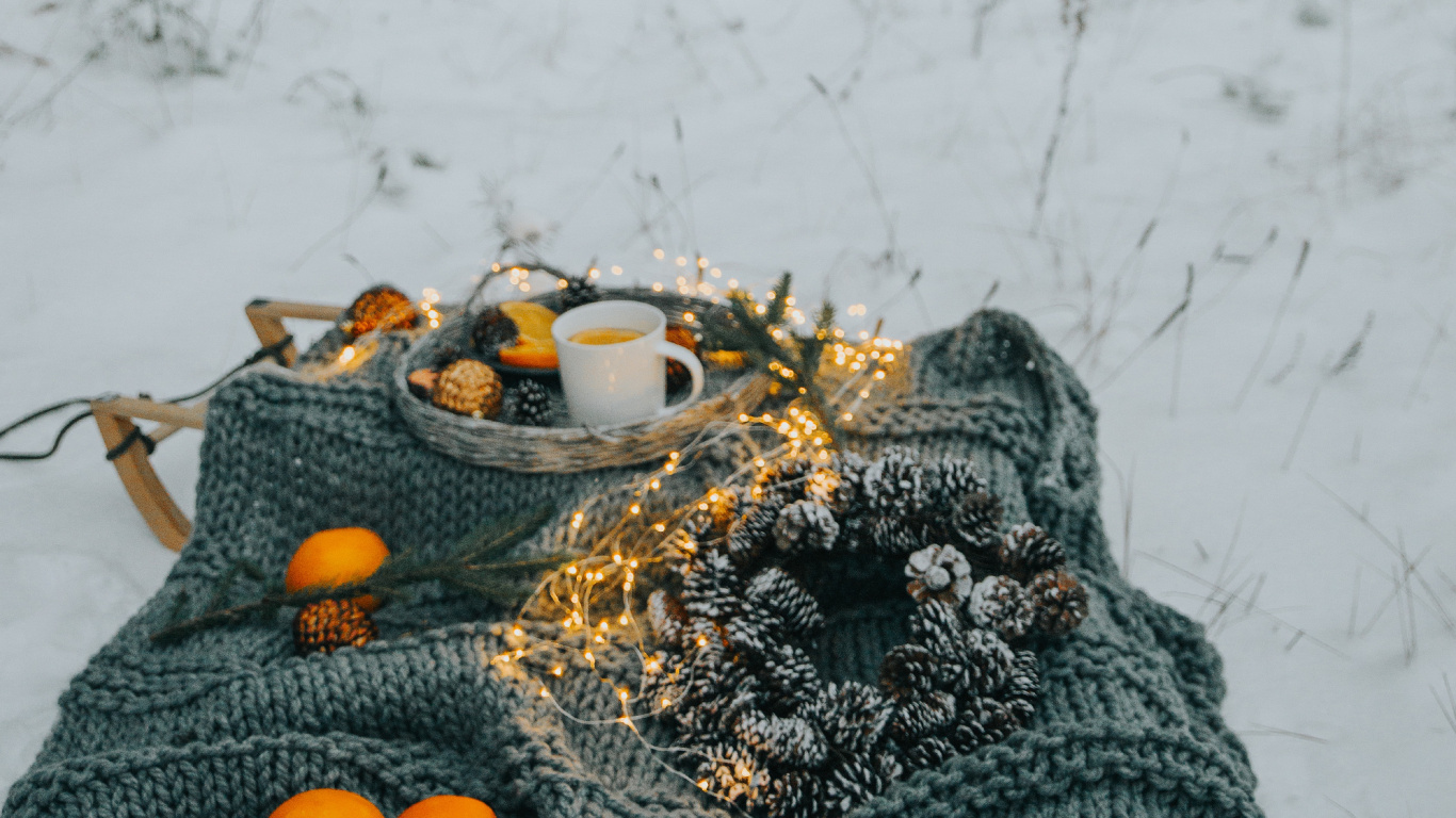 Schwarz-weißes Florales Textil Auf Schneebedecktem Boden. Wallpaper in 1366x768 Resolution