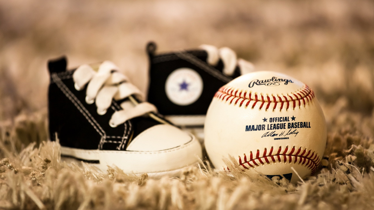Baseball Blanc et Rouge Sur L'herbe Brune. Wallpaper in 1280x720 Resolution