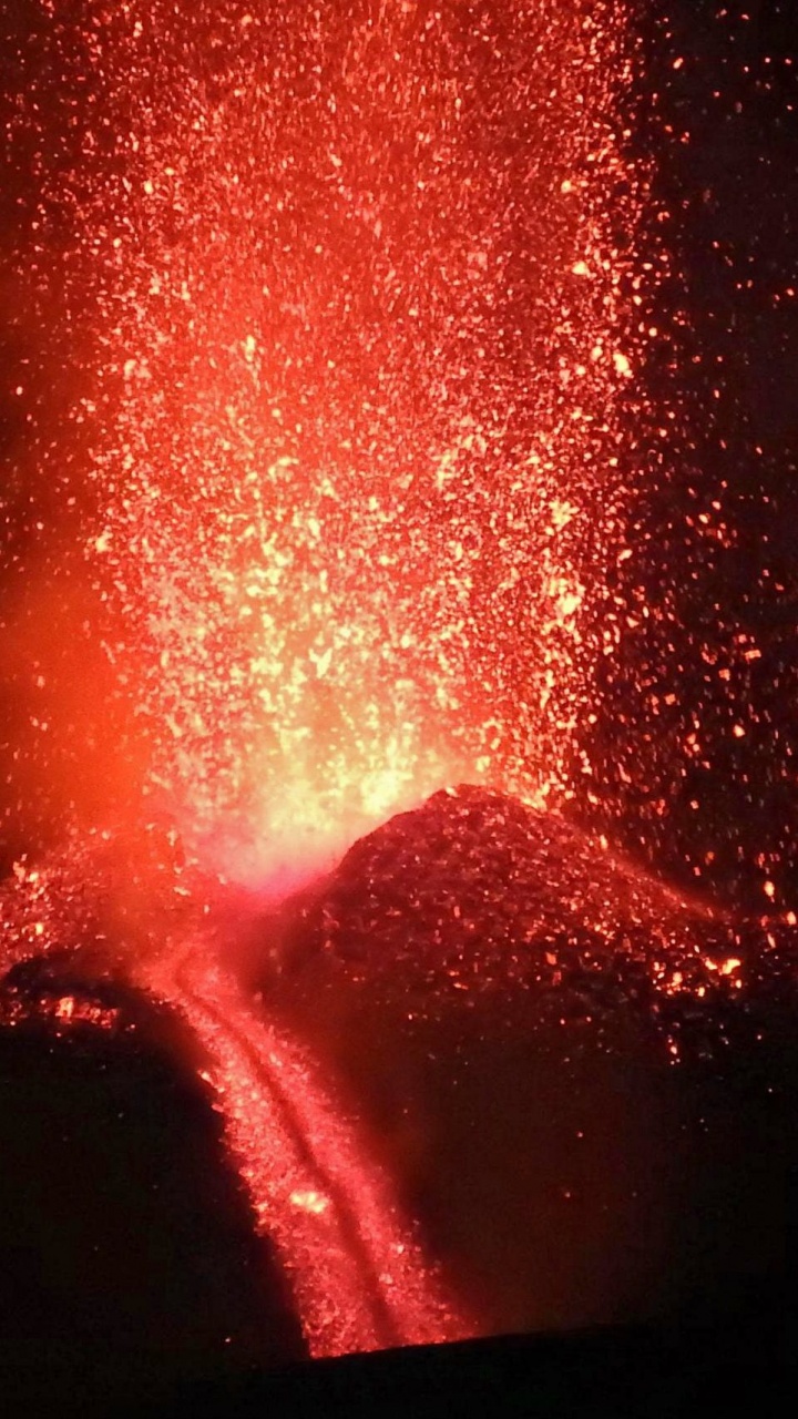 Rote Und Schwarze Galaxie Abbildung. Wallpaper in 720x1280 Resolution