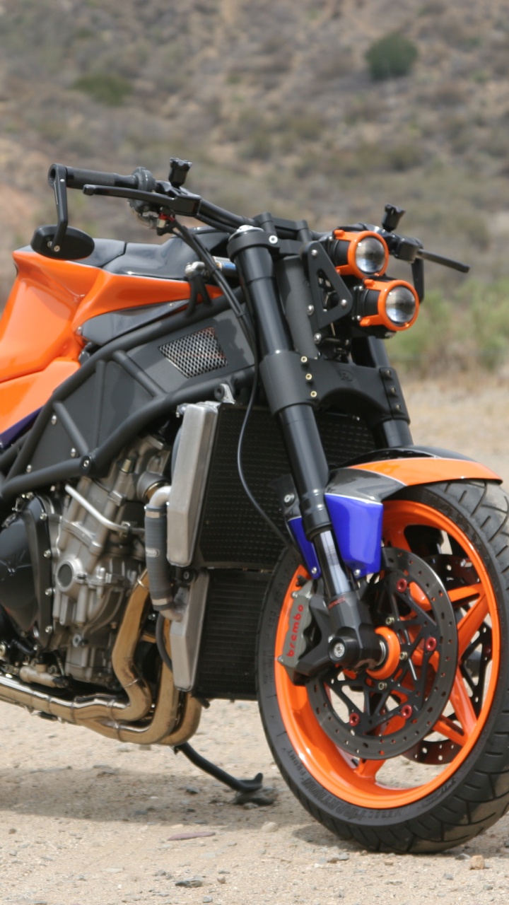 Motocicleta Naranja y Negra en Camino de Tierra Durante el Día. Wallpaper in 720x1280 Resolution