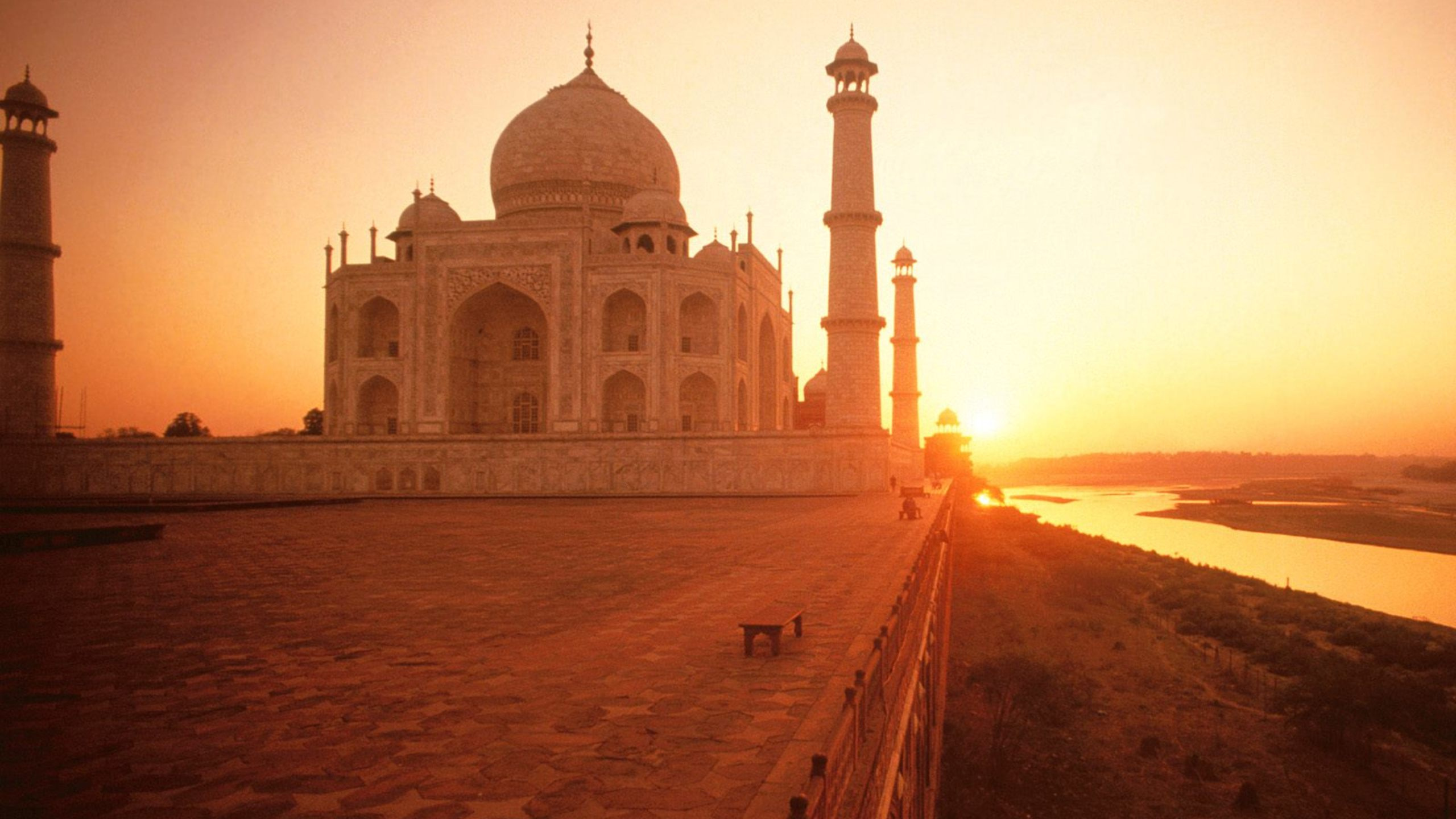 Bâtiment en Béton Blanc Pendant le Coucher du Soleil. Wallpaper in 2560x1440 Resolution