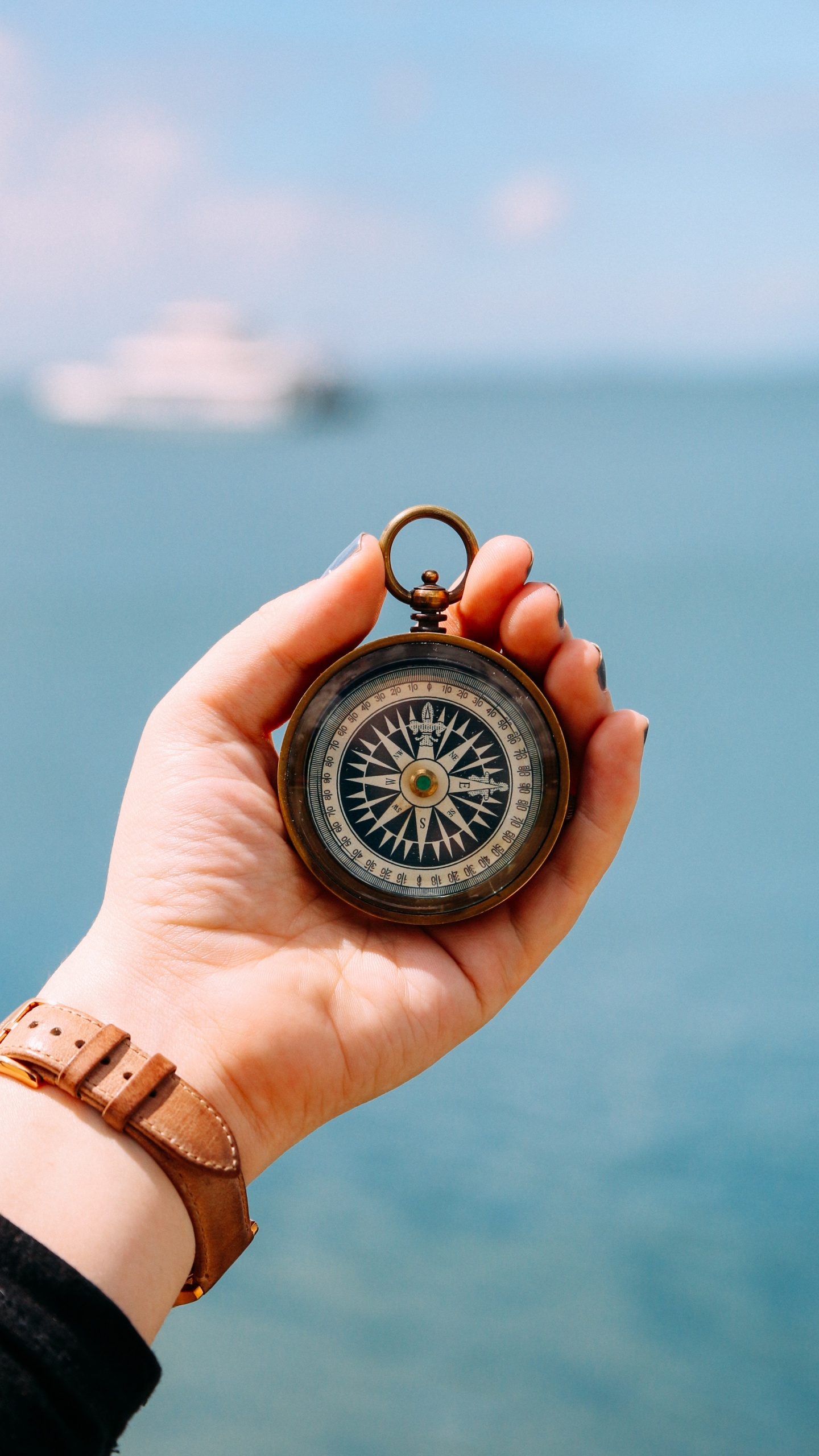 Personne Tenant Une Montre Analogique Ronde Noire et Argentée. Wallpaper in 1440x2560 Resolution