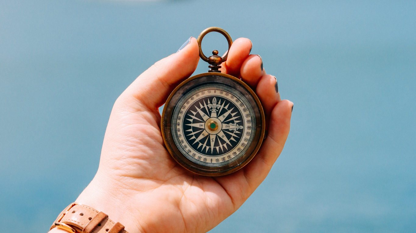 Person, Die Eine Schwarze Und Silberne Runde Analoge Uhr Hält. Wallpaper in 1366x768 Resolution