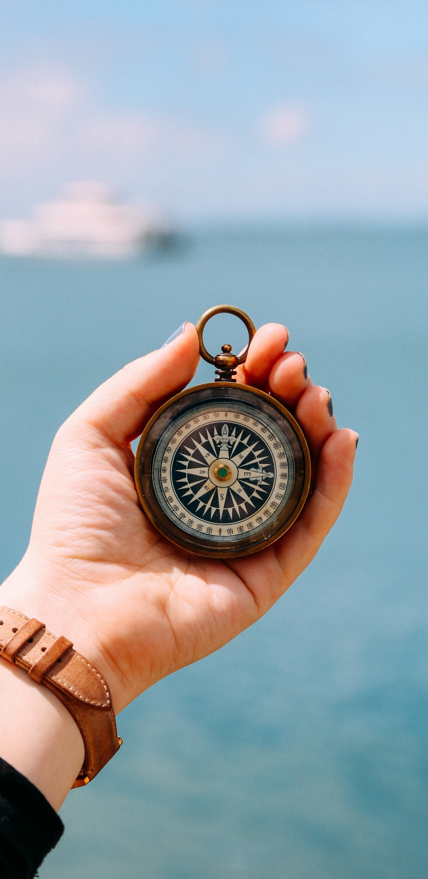 Person, Die Eine Schwarze Und Silberne Runde Analoge Uhr Hält. Wallpaper in 1440x2960 Resolution