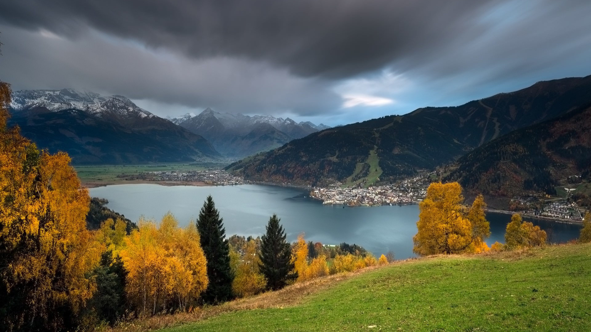 Grüne Und Gelbe Bäume in Der Nähe Des Sees Unter Bewölktem Himmel Tagsüber. Wallpaper in 1920x1080 Resolution