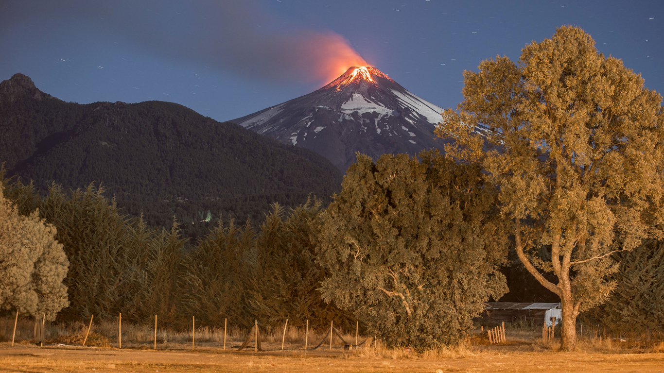 Grüne Bäume in Der Nähe Des Berges Unter Blauem Himmel Tagsüber. Wallpaper in 1366x768 Resolution