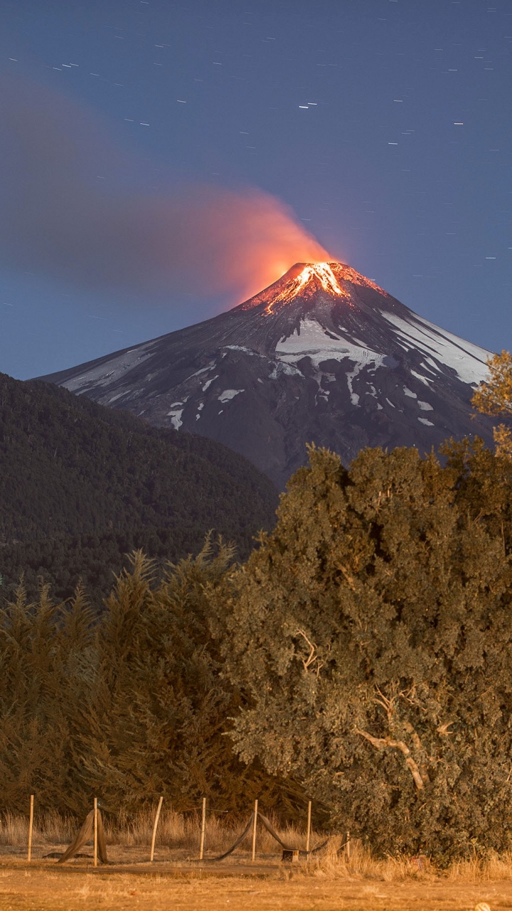 Grüne Bäume in Der Nähe Des Berges Unter Blauem Himmel Tagsüber. Wallpaper in 720x1280 Resolution