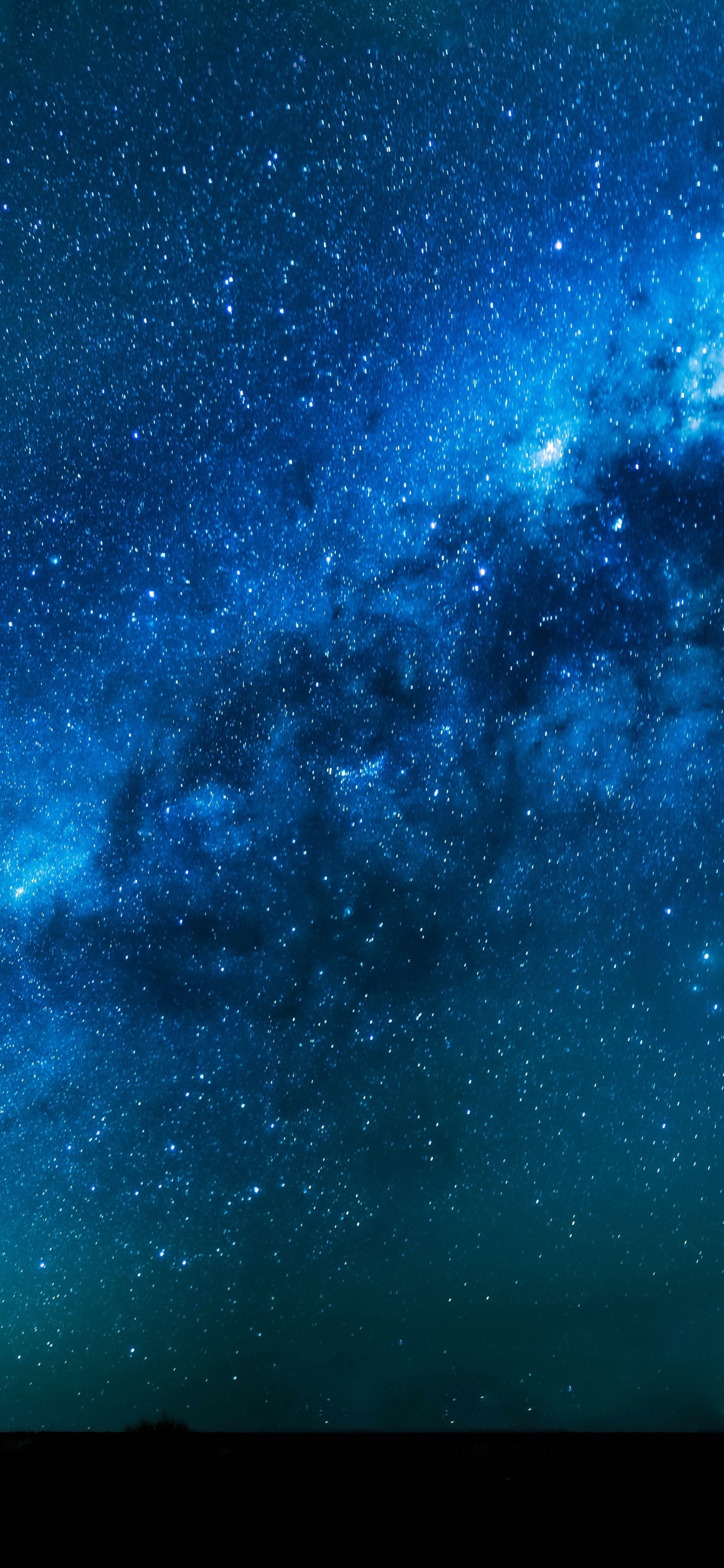 Silueta de Persona de Pie Bajo la Noche Estrellada. Wallpaper in 1125x2436 Resolution