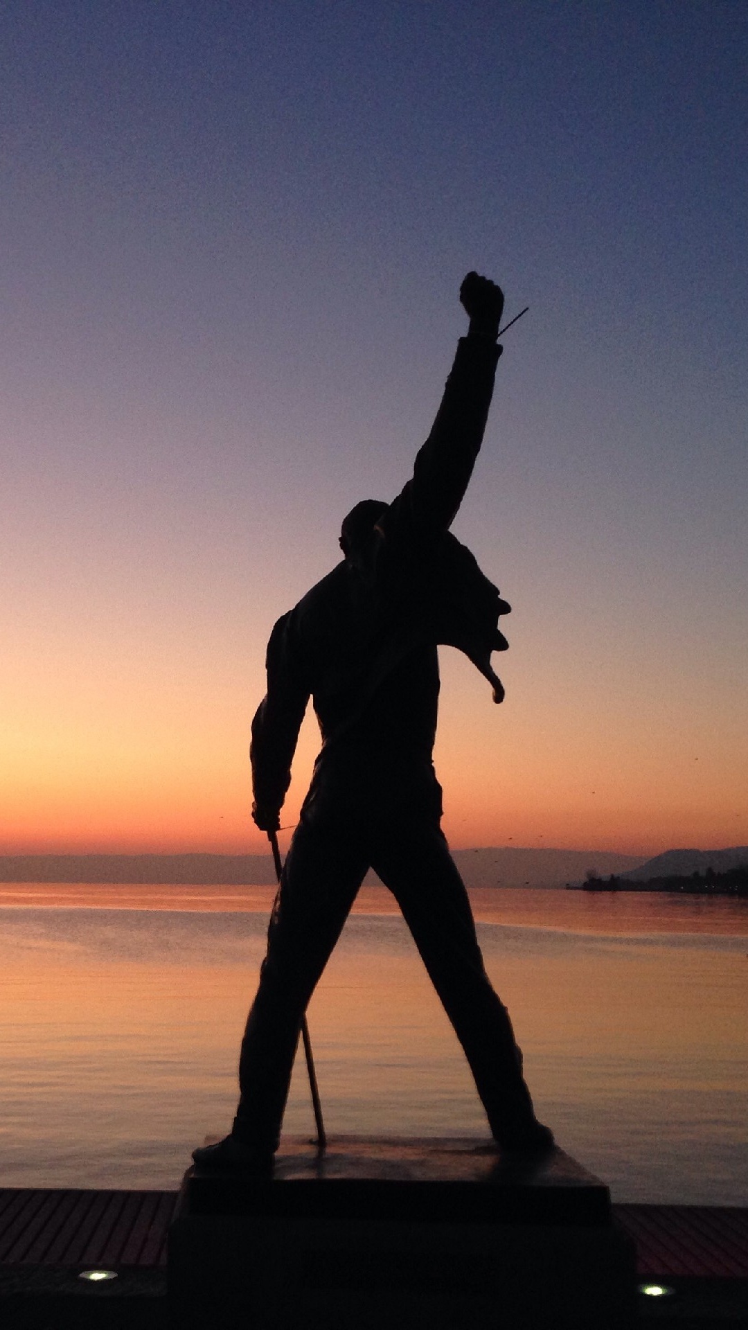 Estatua de Freddie Mercury, Puesta, Silueta, Estatua, Calma. Wallpaper in 1080x1920 Resolution