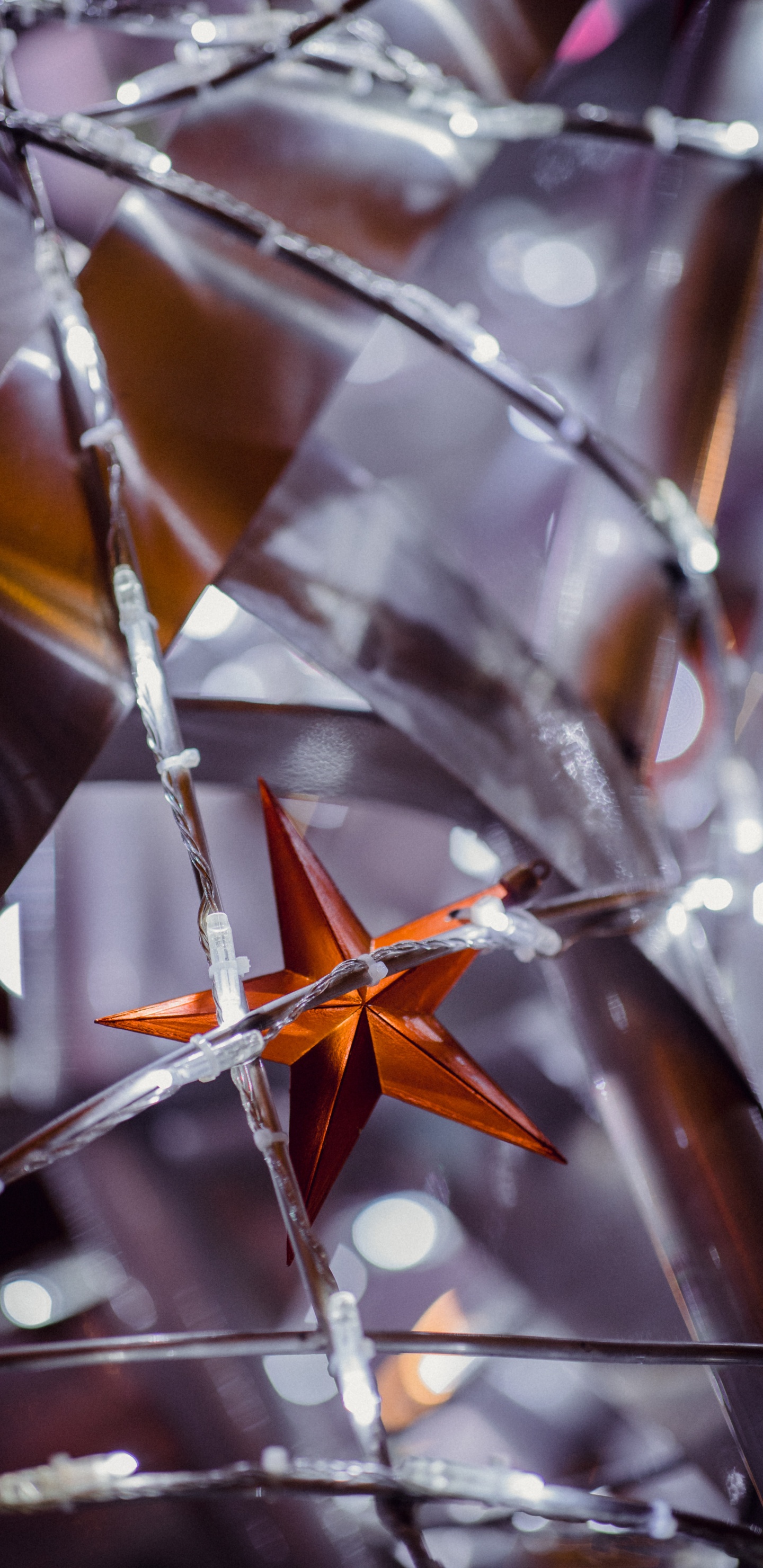 Brauner Und Silberner Regenschirm Mit Wassertropfen. Wallpaper in 1440x2960 Resolution