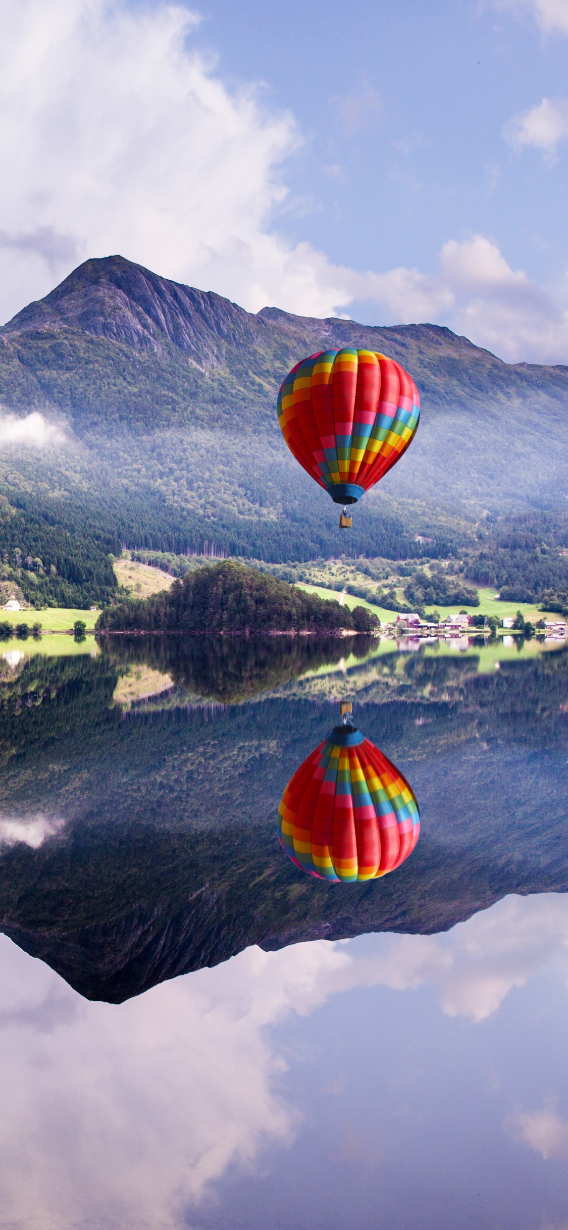 Montañas Verdes y Negras Junto al Cuerpo de Agua Durante el Día.. Wallpaper in 1125x2436 Resolution