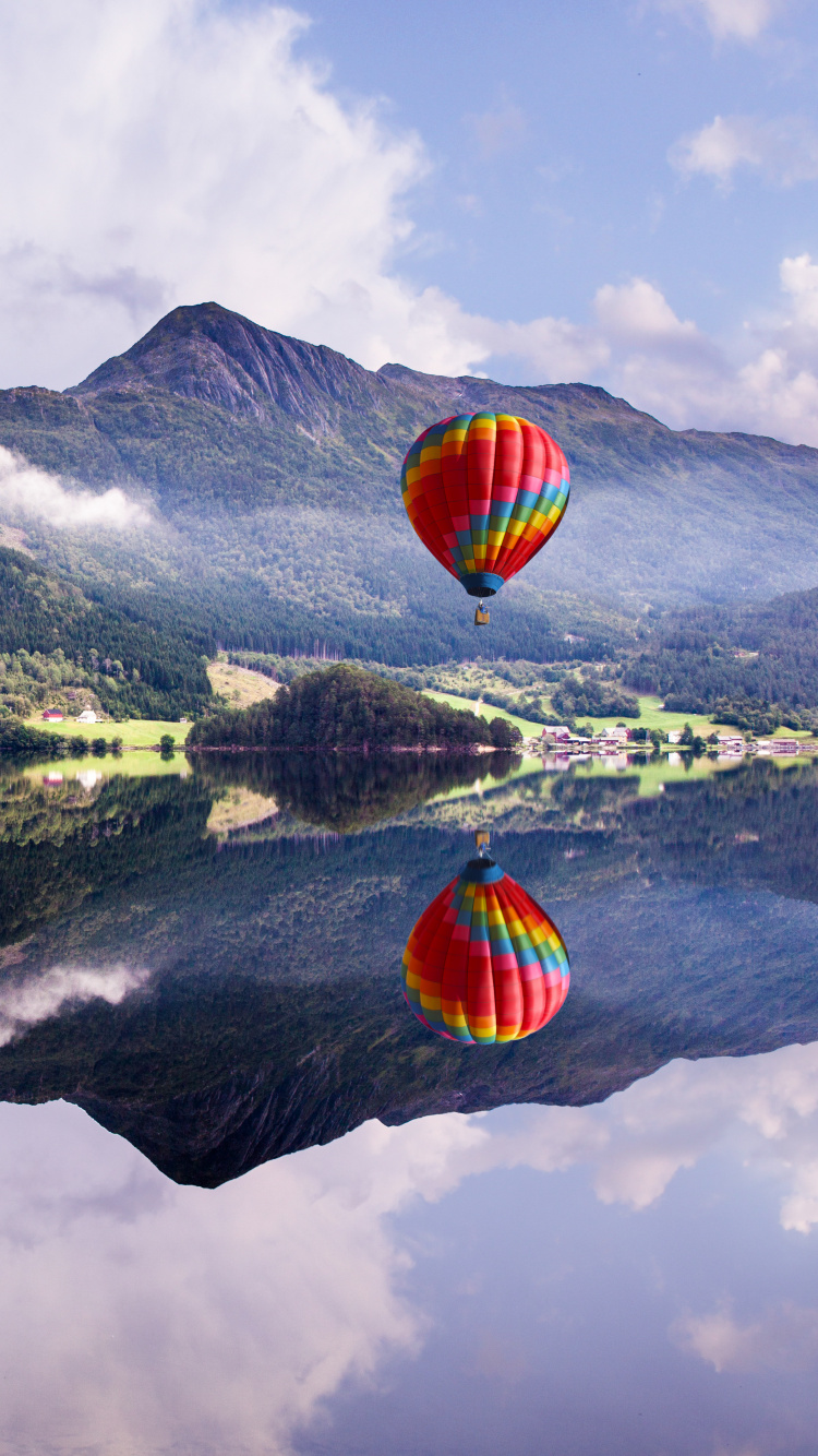 Montagnes Vertes et Noires à Côté D'un Plan D'eau Pendant la Journée. Wallpaper in 750x1334 Resolution