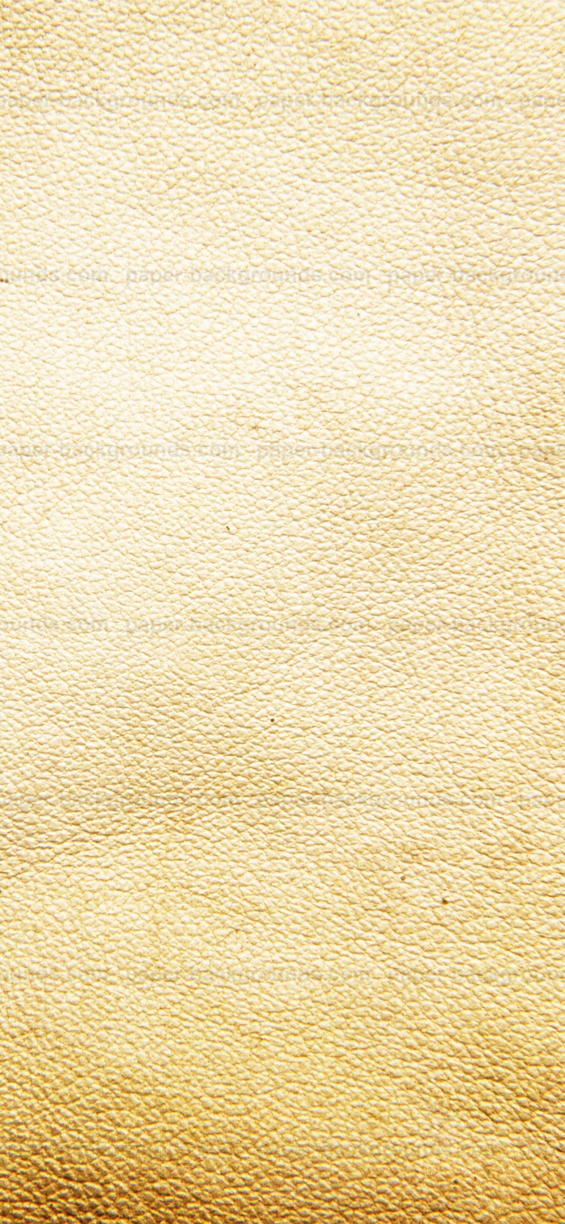 Weißes Textil Auf Braunem Holztisch. Wallpaper in 1125x2436 Resolution