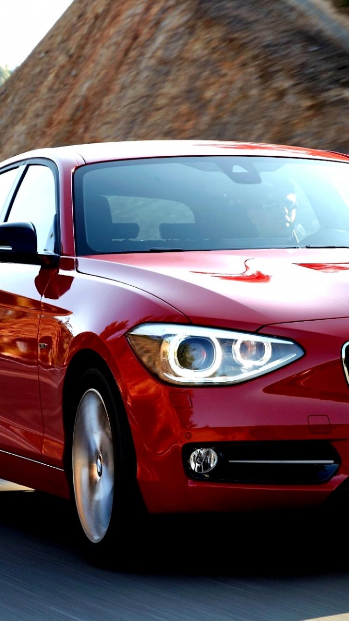 Roter Bmw m 3 Tagsüber Unterwegs. Wallpaper in 720x1280 Resolution