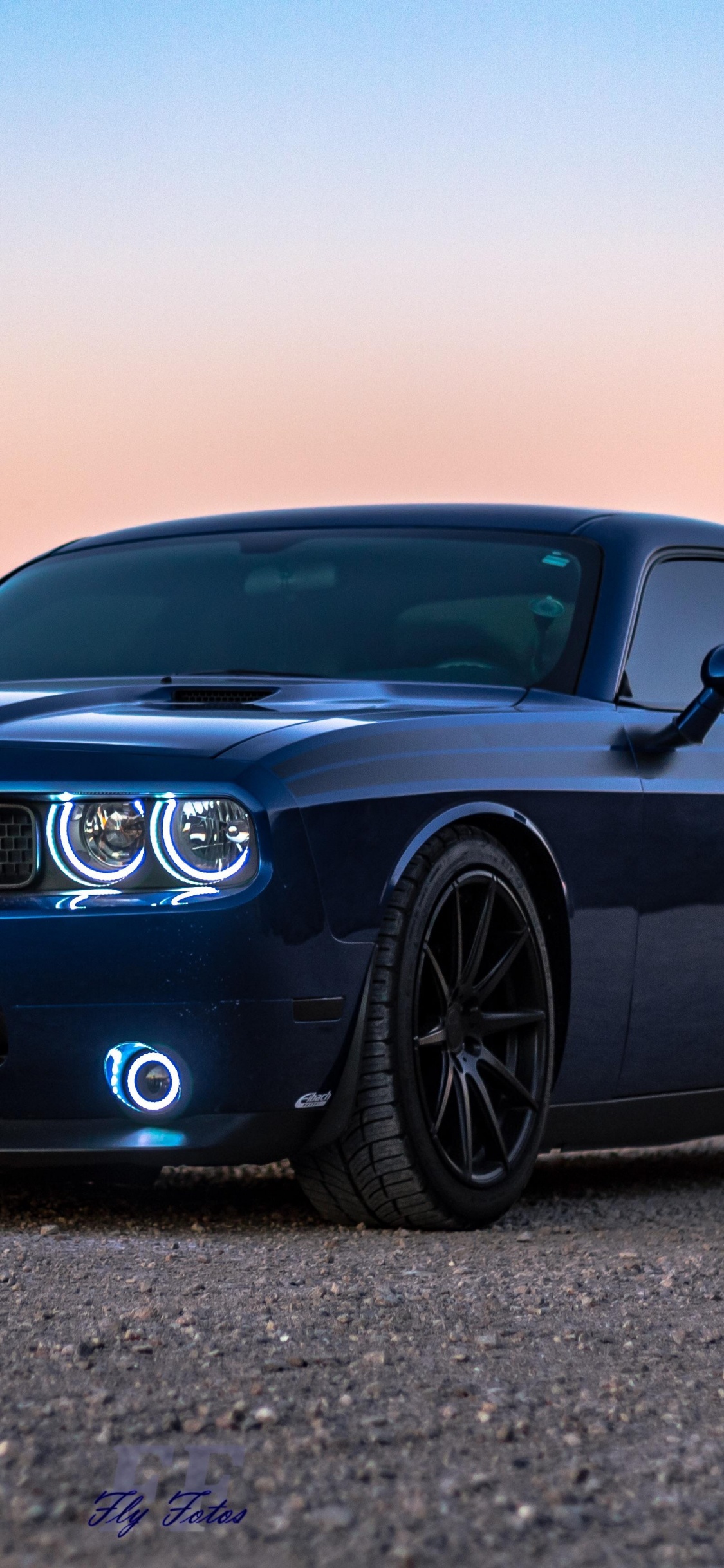 Mercedes Benz Coupé Noir Sur le Sable Gris Pendant la Journée. Wallpaper in 1125x2436 Resolution