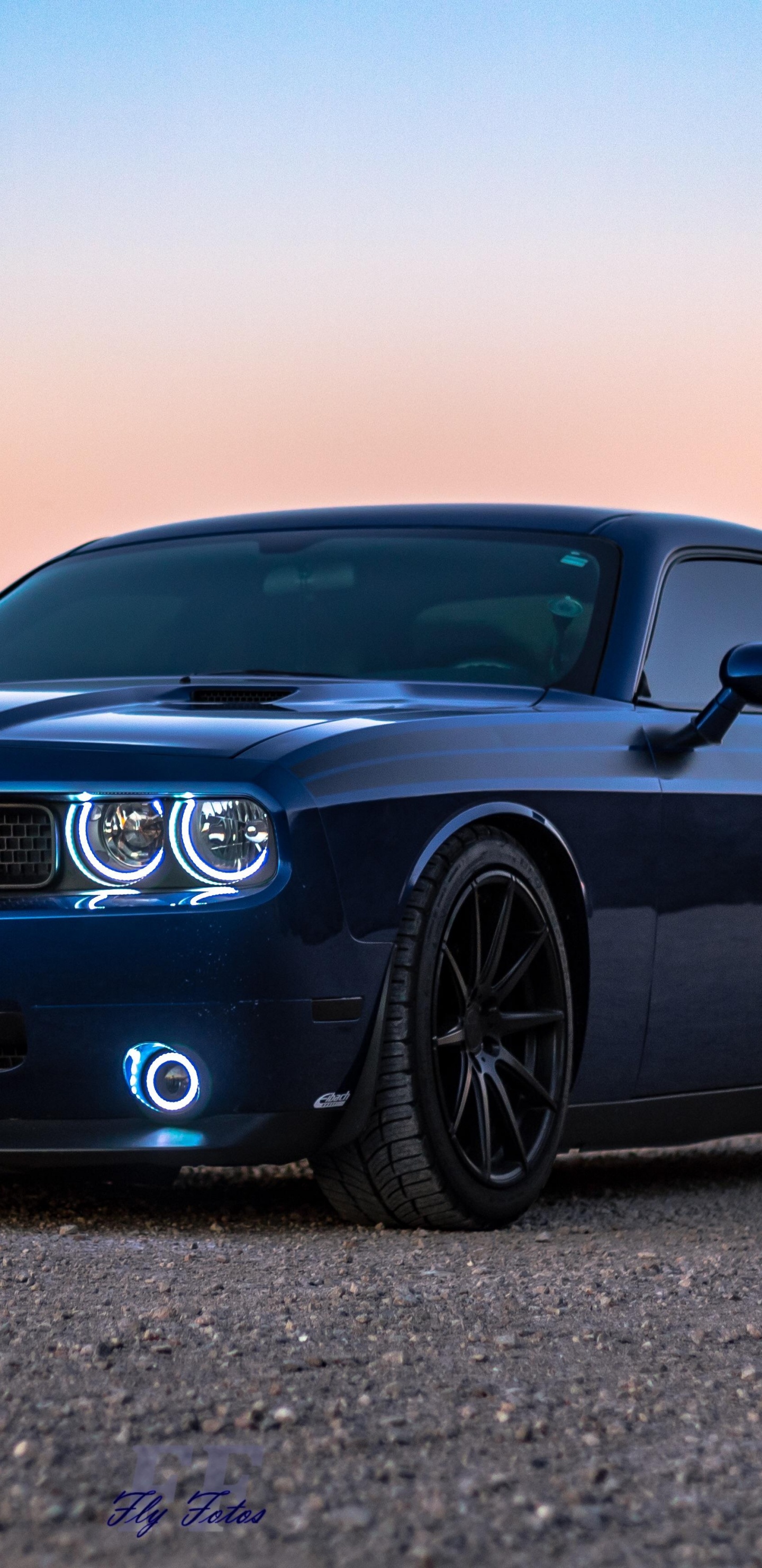 Schwarzes Mercedes Benz Coupé Auf Grauem Sand Tagsüber. Wallpaper in 1440x2960 Resolution