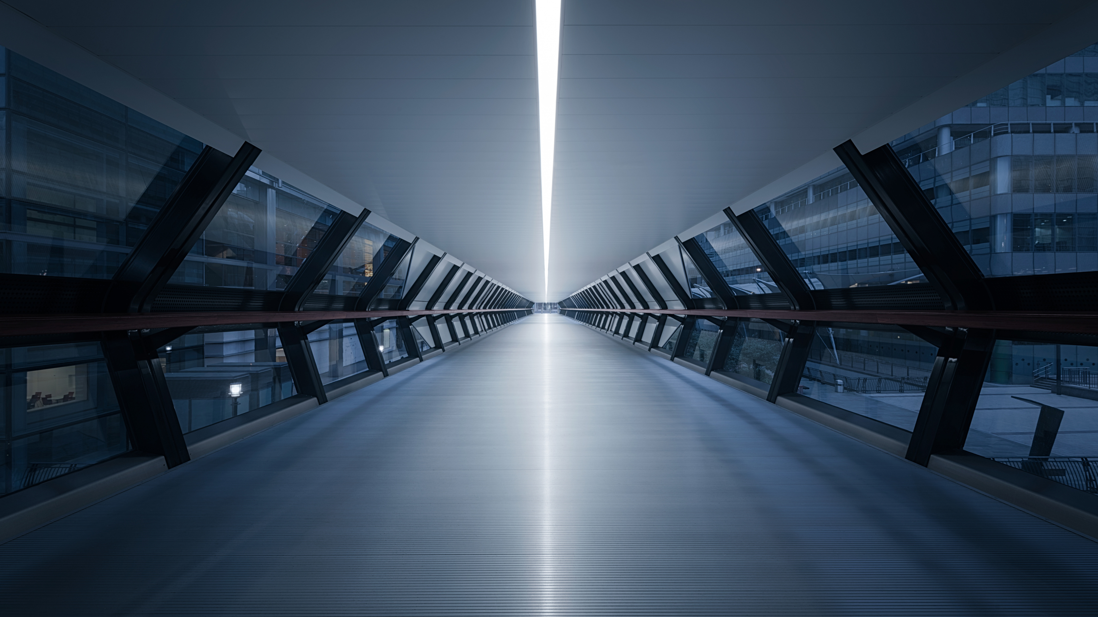 White Light on a Building. Wallpaper in 3840x2160 Resolution