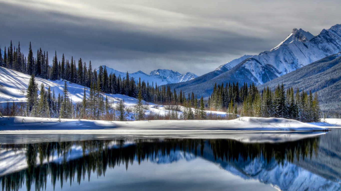 Arbres Verts Près du Lac et de la Montagne Sous Des Nuages Blancs Pendant la Journée. Wallpaper in 1366x768 Resolution