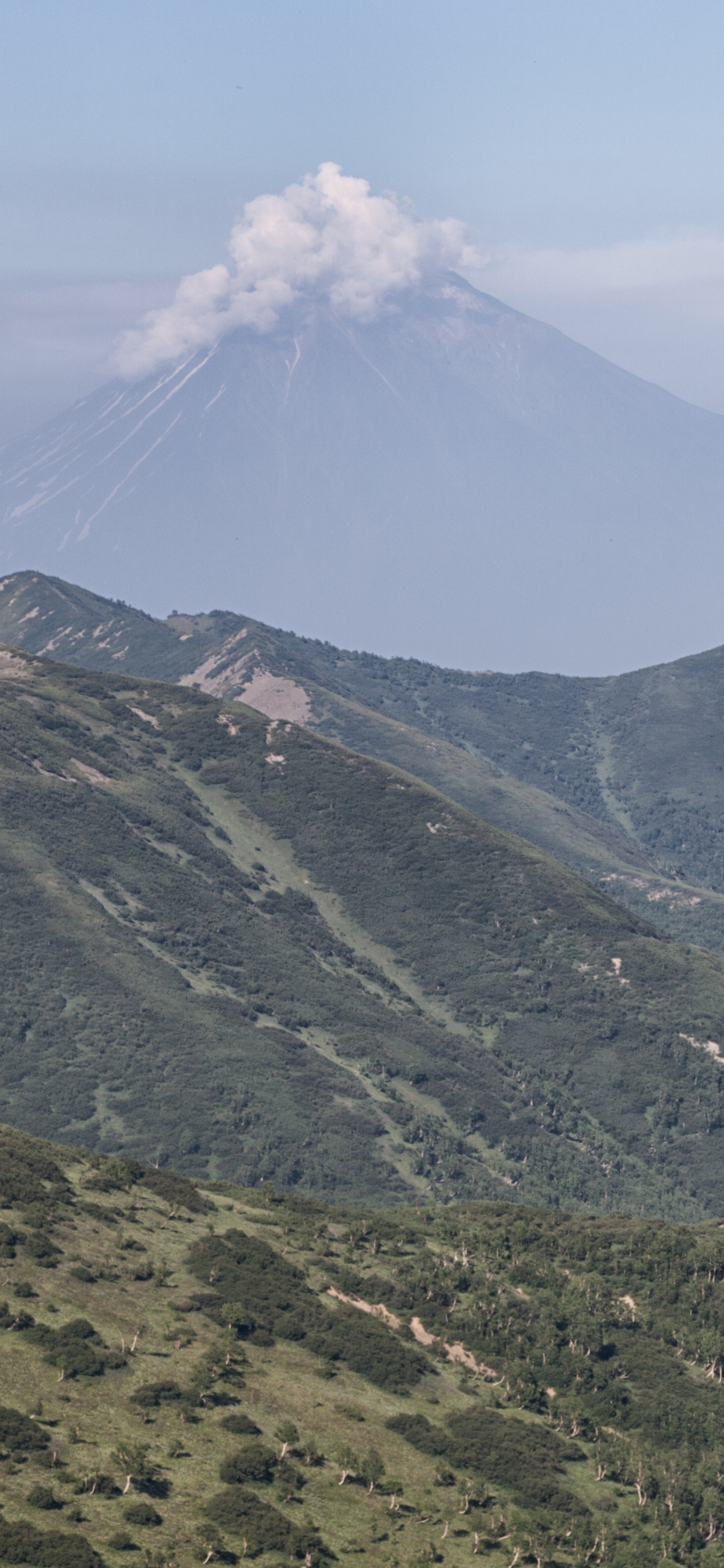 Tagsüber Grüner Und Grauer Berg Unter Weißen Wolken. Wallpaper in 1242x2688 Resolution