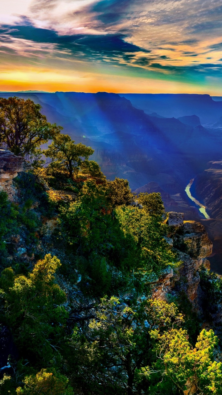 Tagsüber Grüne Bäume Und Berge Unter Blauem Himmel. Wallpaper in 720x1280 Resolution