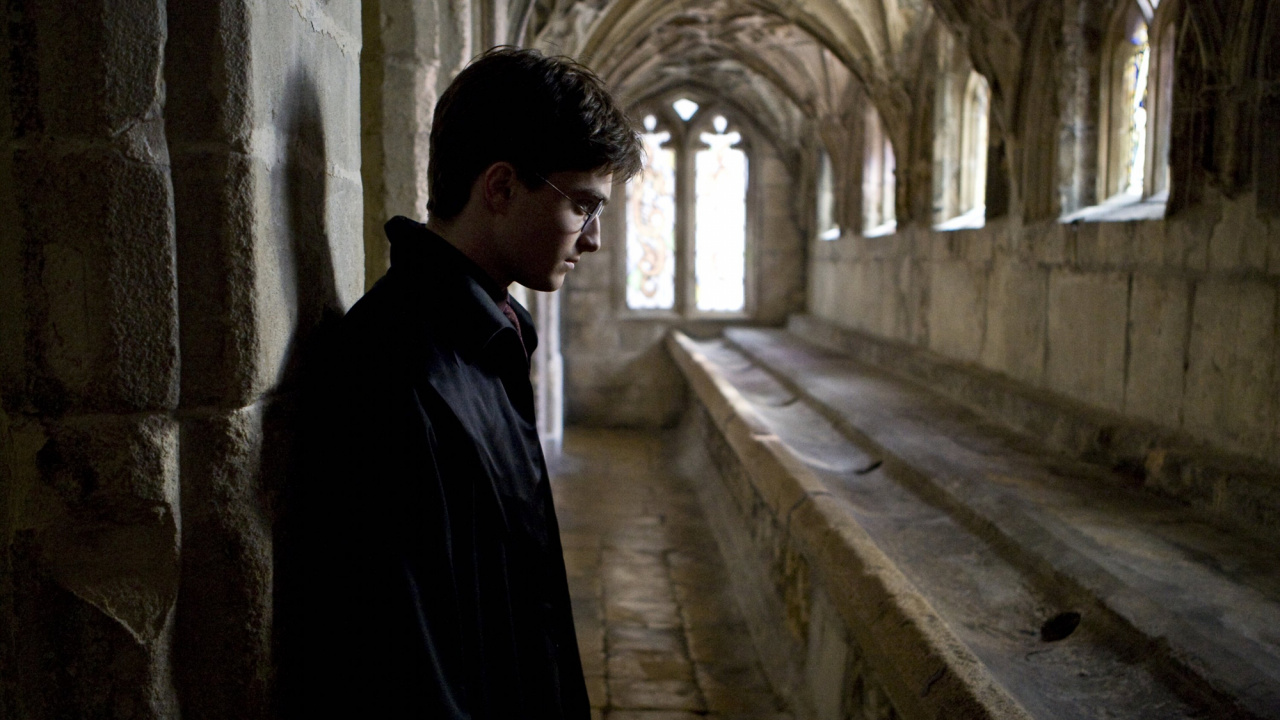 Homme en Manteau Noir Debout Sur Des Escaliers en Béton. Wallpaper in 1280x720 Resolution