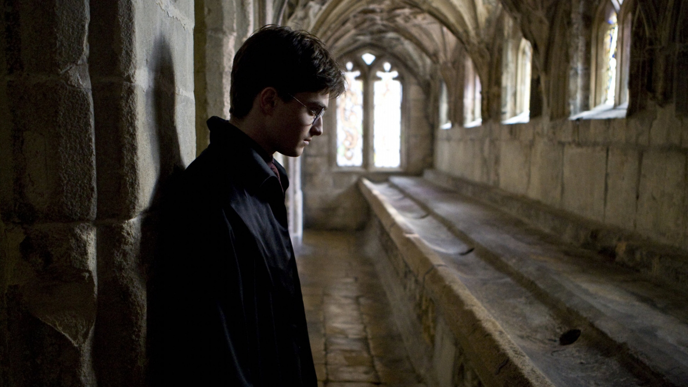 Homme en Manteau Noir Debout Sur Des Escaliers en Béton. Wallpaper in 1366x768 Resolution