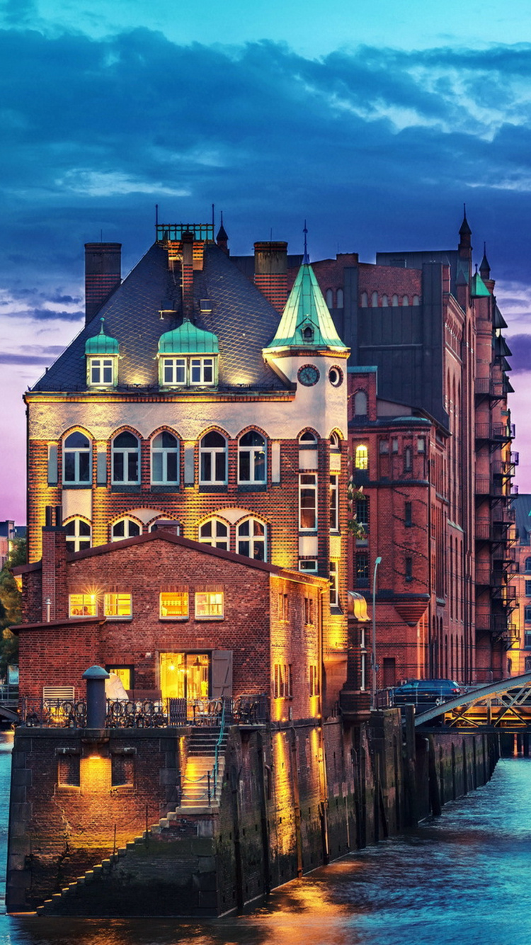 Bâtiment en Béton Brun Près D'un Plan D'eau Pendant la Journée. Wallpaper in 750x1334 Resolution