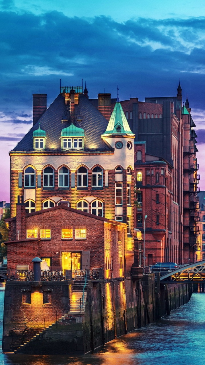 Braunes Betongebäude in Der Nähe Eines Gewässers Tagsüber. Wallpaper in 720x1280 Resolution