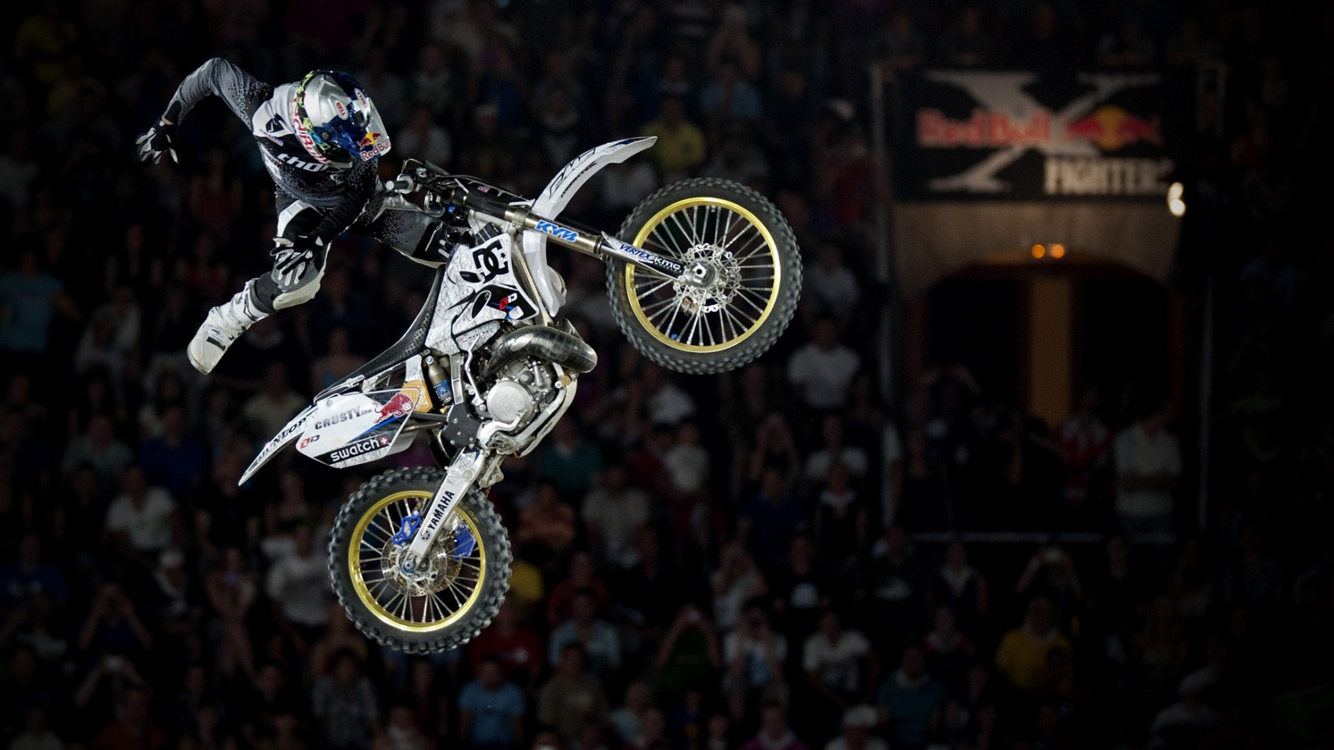 Mann im Weißen Und Schwarzen Motorradanzug, Der Weißes Und Schwarzes Motorrad Fährt Riding. Wallpaper in 1920x1080 Resolution