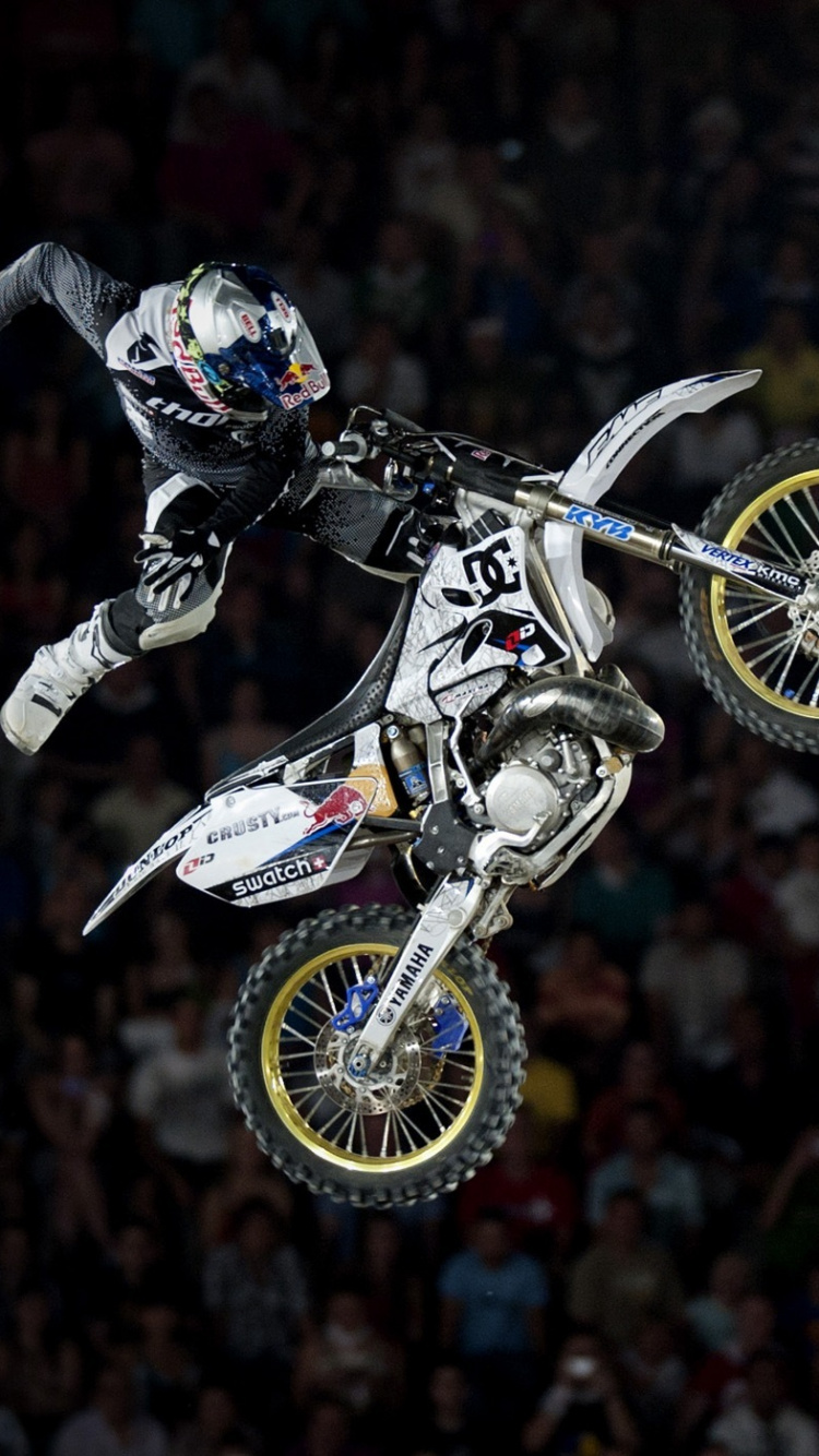 Mann im Weißen Und Schwarzen Motorradanzug, Der Weißes Und Schwarzes Motorrad Fährt Riding. Wallpaper in 750x1334 Resolution