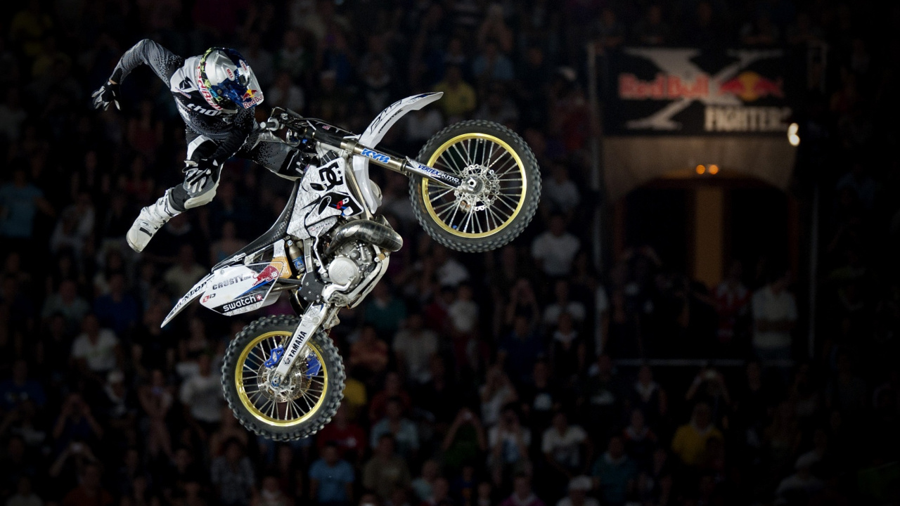 Hombre en Traje de Motocicleta Blanco y Negro Montando Motocicleta Blanca y Negra. Wallpaper in 1280x720 Resolution