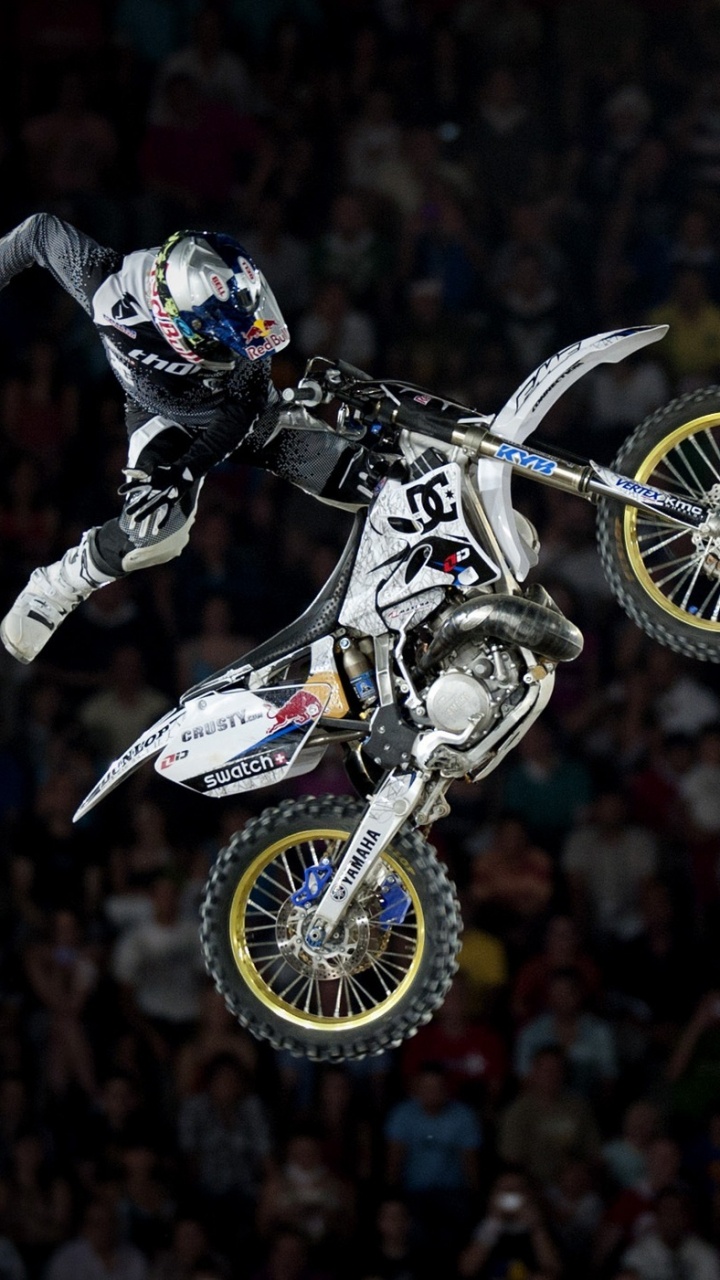 Homme en Costume de Moto Blanc et Noir Chevauchant Une Moto Blanche et Noire. Wallpaper in 720x1280 Resolution