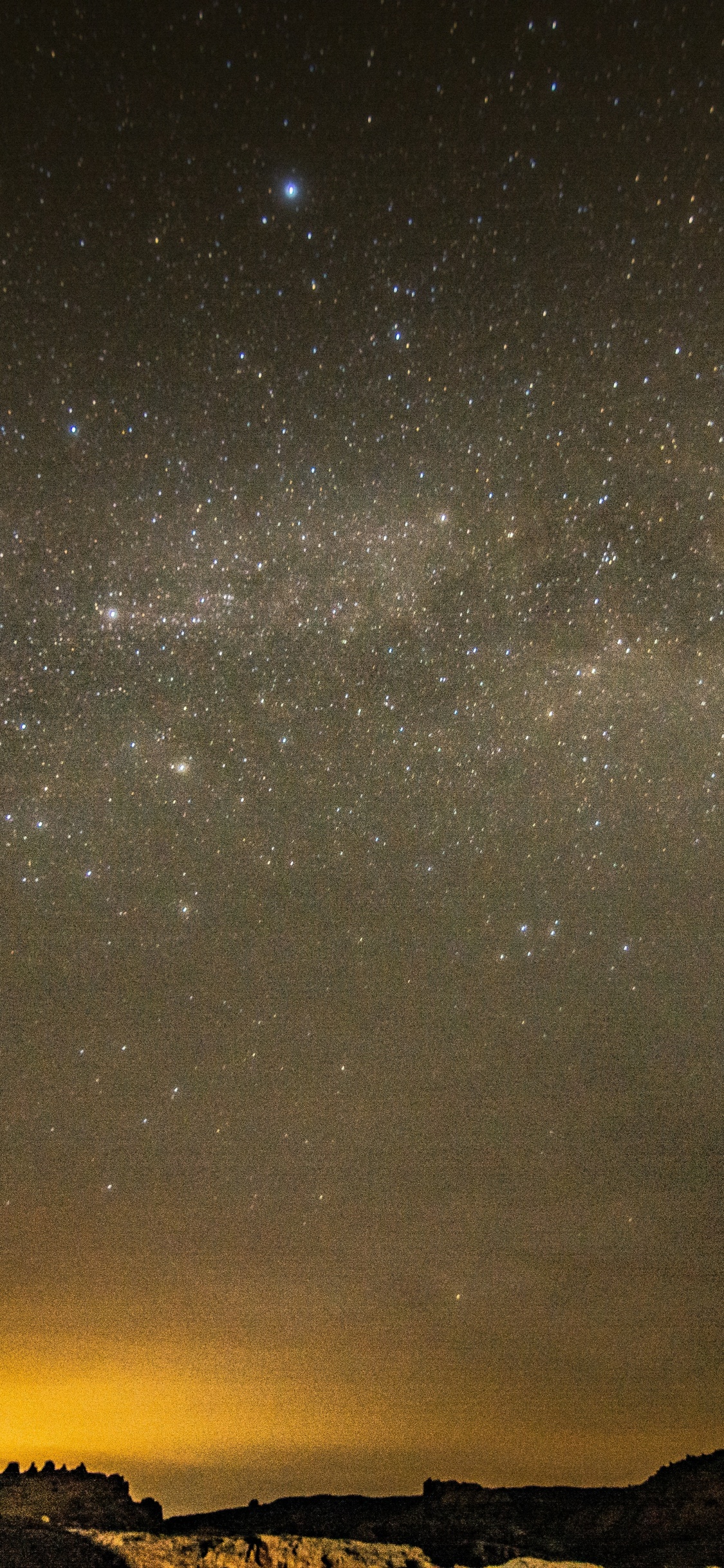 Silueta de Montaña Bajo la Noche Estrellada. Wallpaper in 1125x2436 Resolution